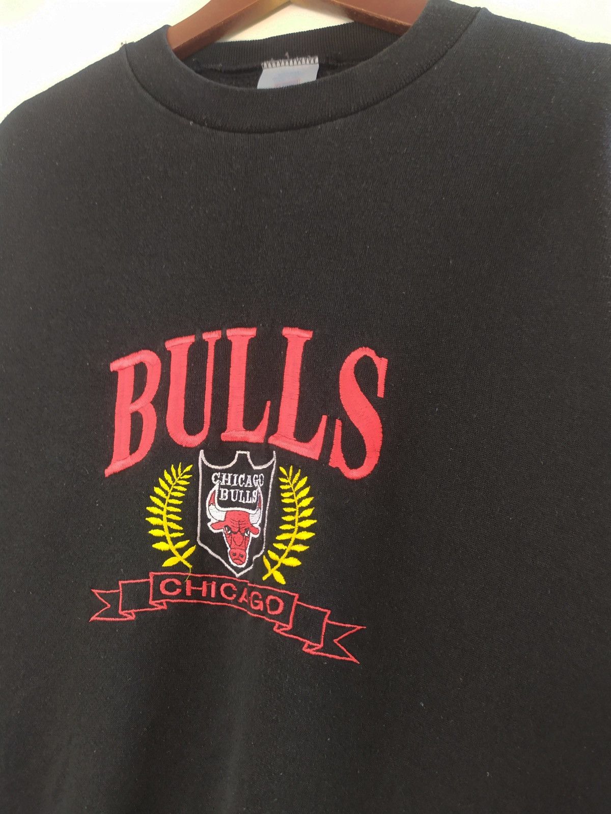 Logo 7 × NBA Rare!!! Vintage 90s Chicago Bulls Embroidered Logo Crewneck Size US L / EU 52-54 / 3 - 3 Thumbnail