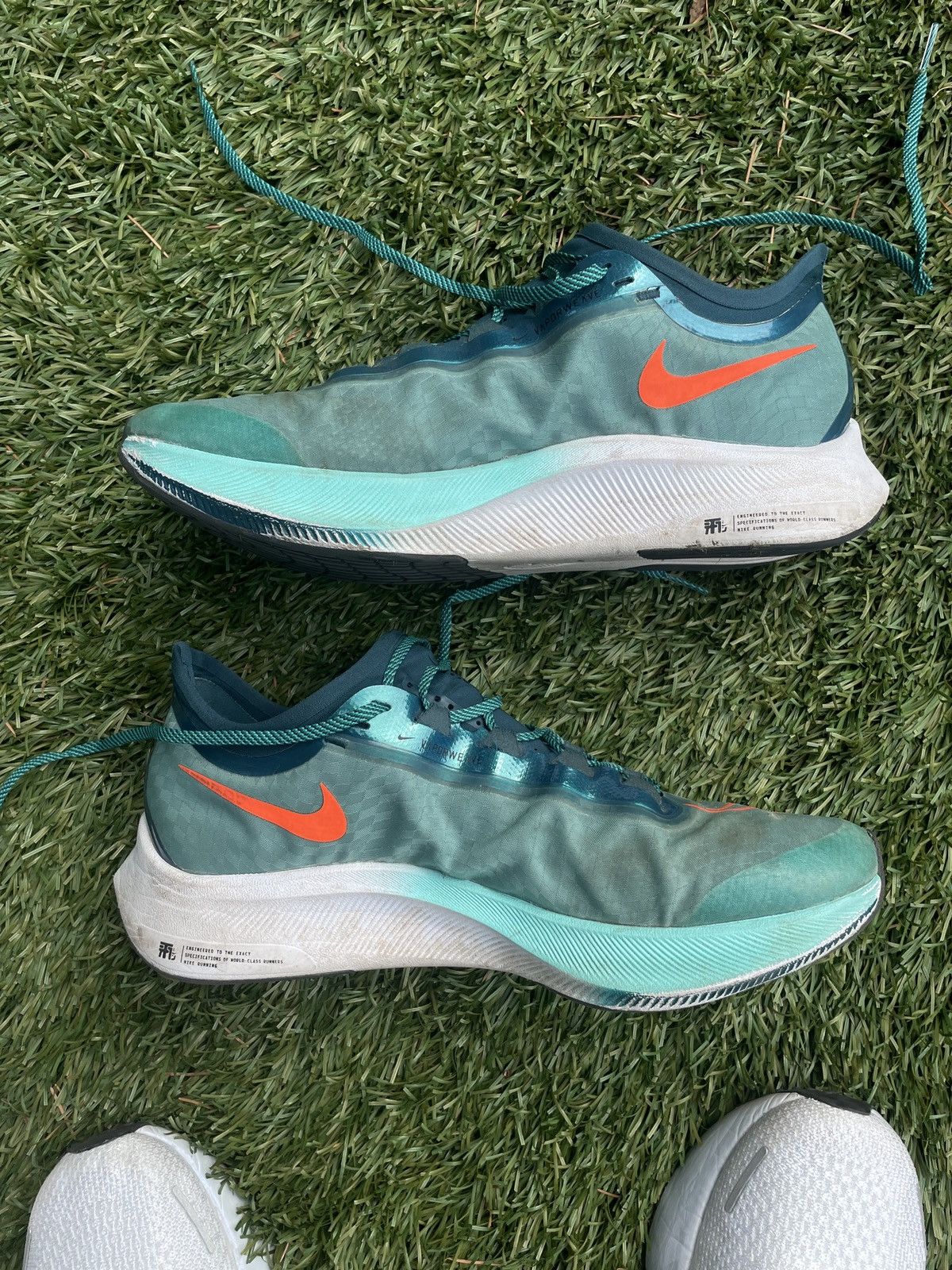 シューズ NIKE - NIKE ZOOM FLY3 PRM HAKONE The Nike Zoom Fly 3 Limited Edition 