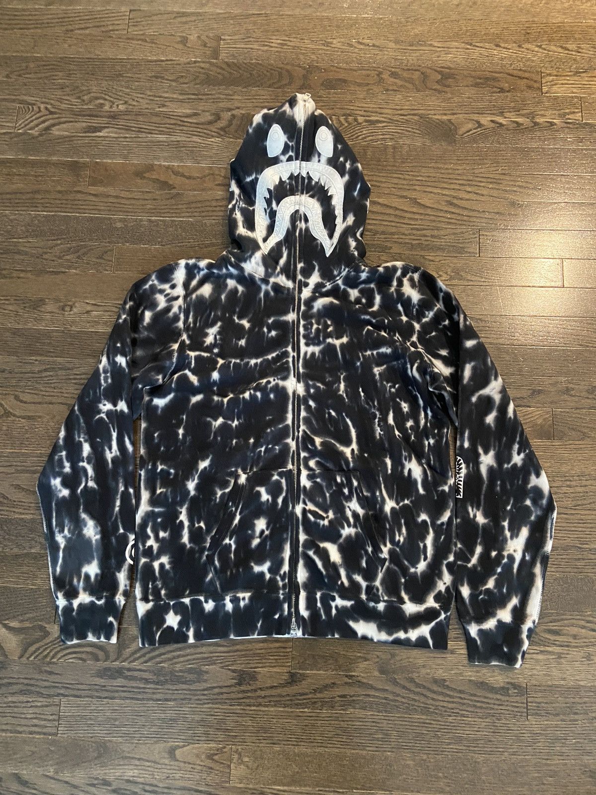 This is a deadstock cheapest bape hoodie. Im willing to negotiate