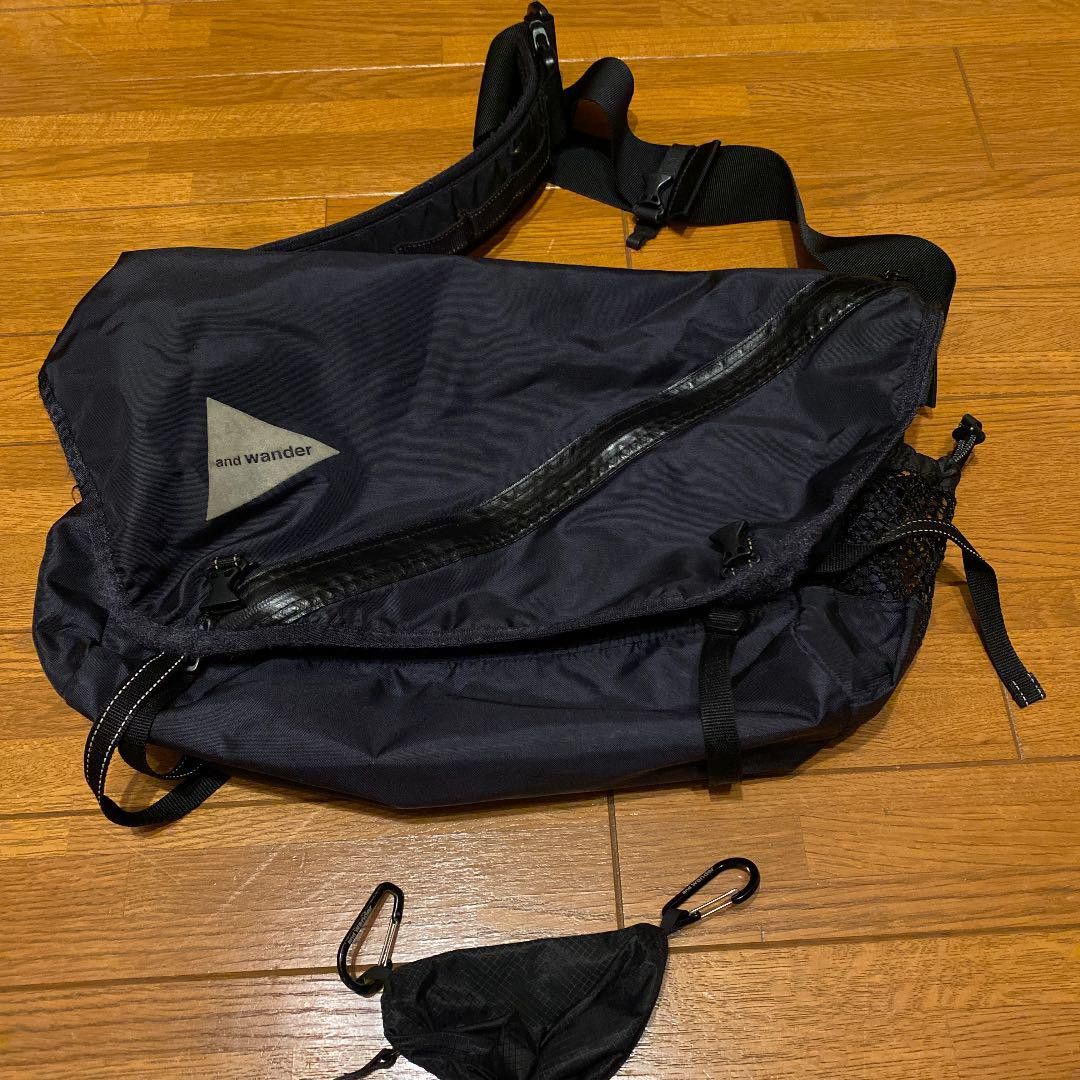 アンドワンダー メッセンジャーバッグ and wander 20L messenger