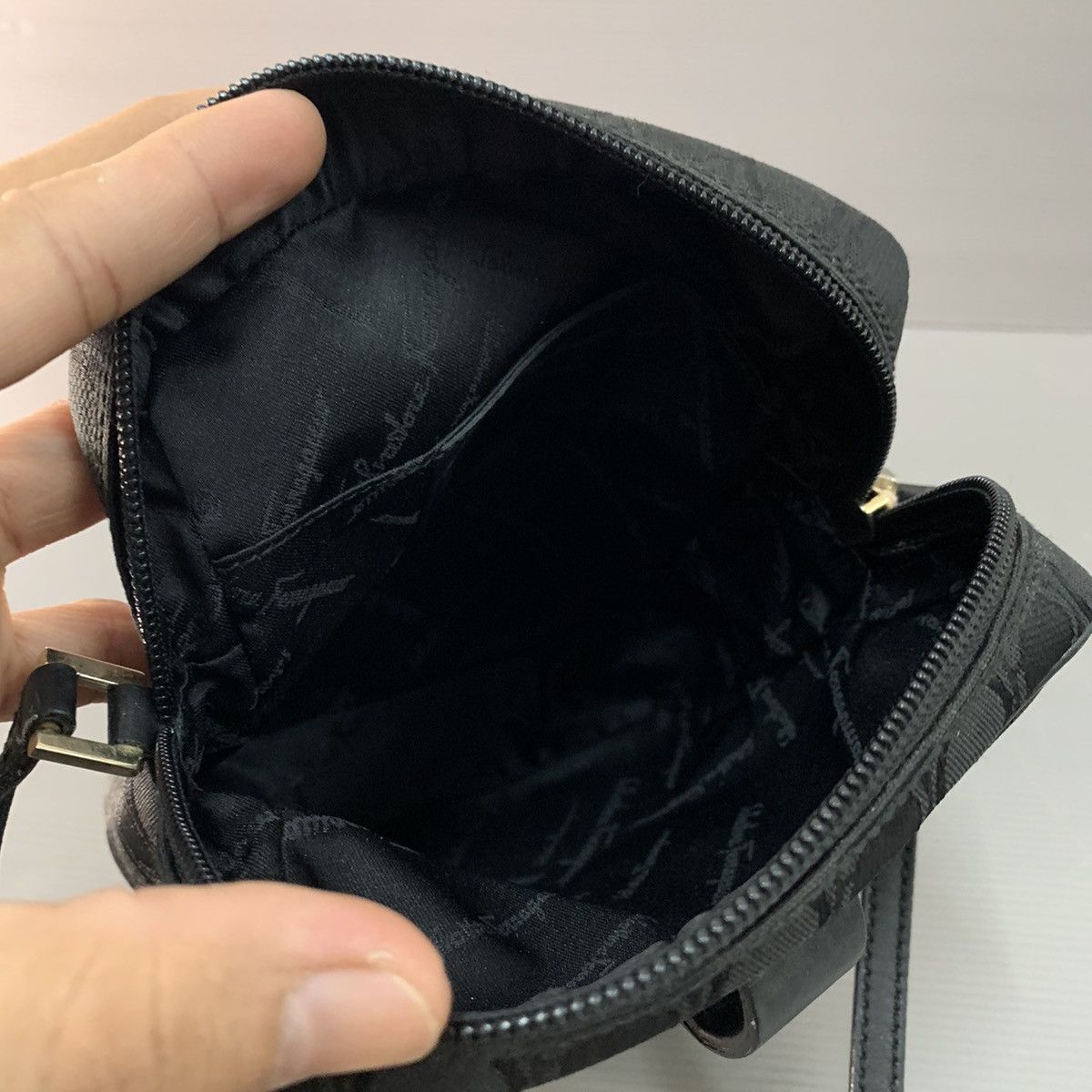 Salvatore Ferragamo Salvatore Ferragamo Black Slingbag Size ONE SIZE - 9 Thumbnail