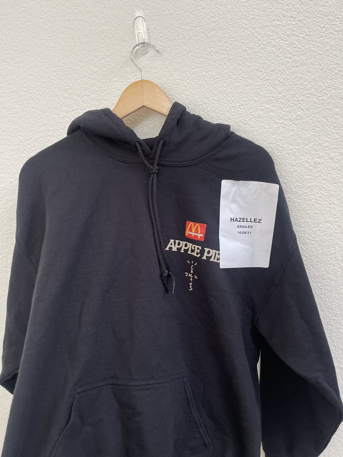 人気話題コラボ！Travis Scott McDonald Apple Pie Hoodie Black Travis Scott Mcdonalds Apple Pie Hoodie - JACKETS JUNCTION