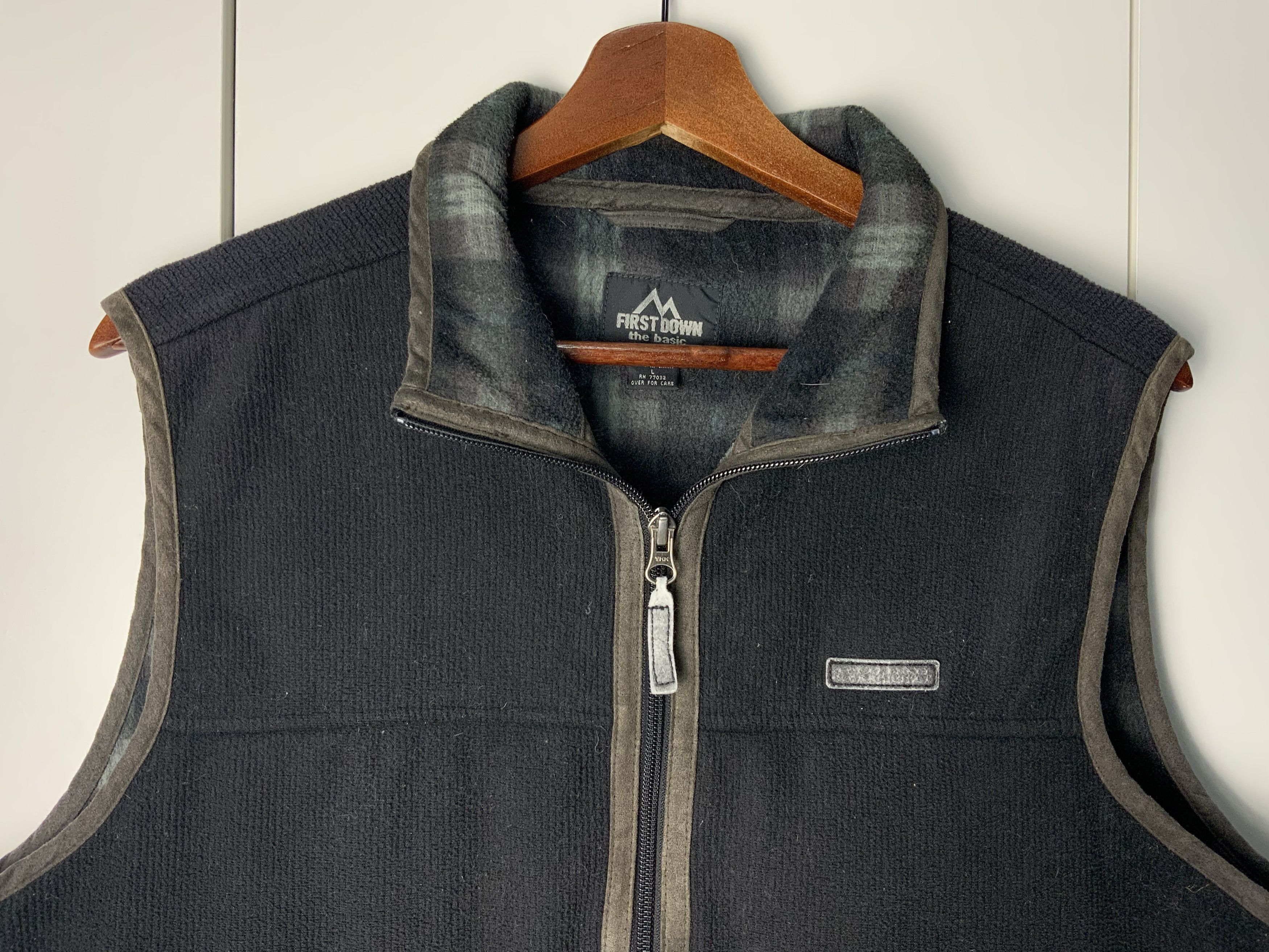 Japanese Brand First Down Hiking Sportswear Corduroi Vest Size US L / EU 52-54 / 3 - 3 Thumbnail
