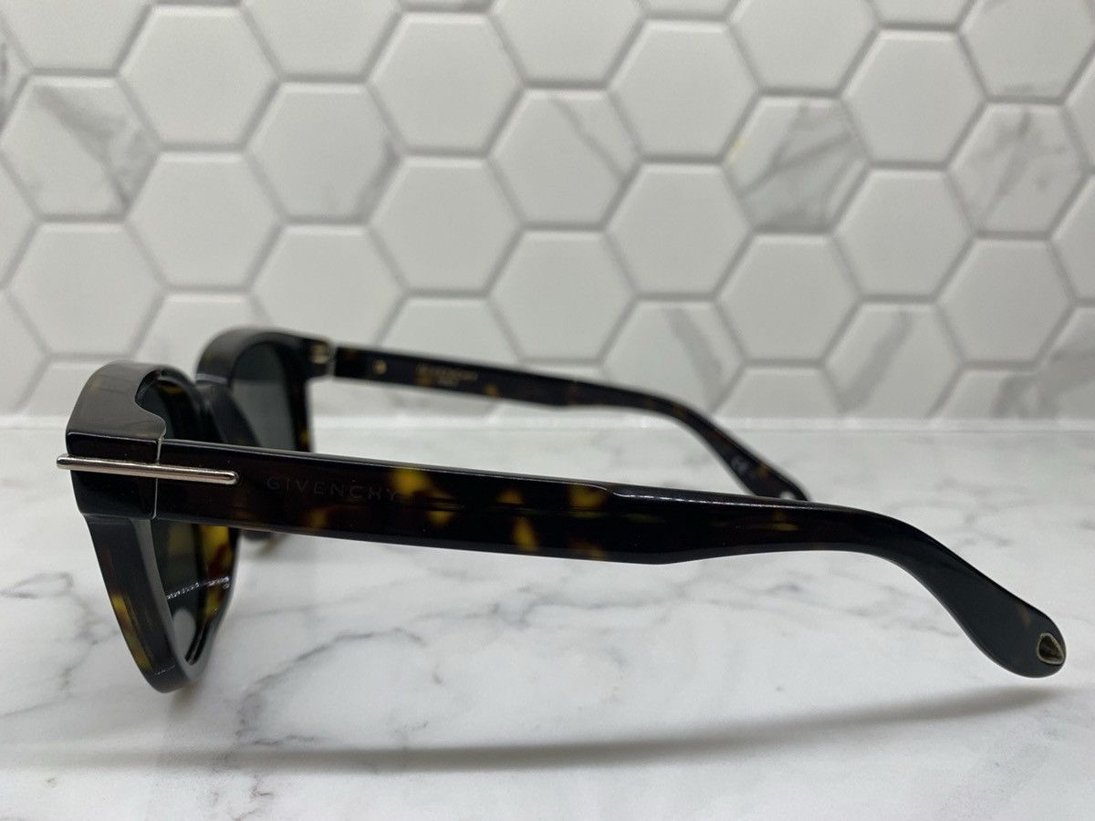 Givenchy Unisex Givenchy Sunglasses Size ONE SIZE - 2 Thumbnail