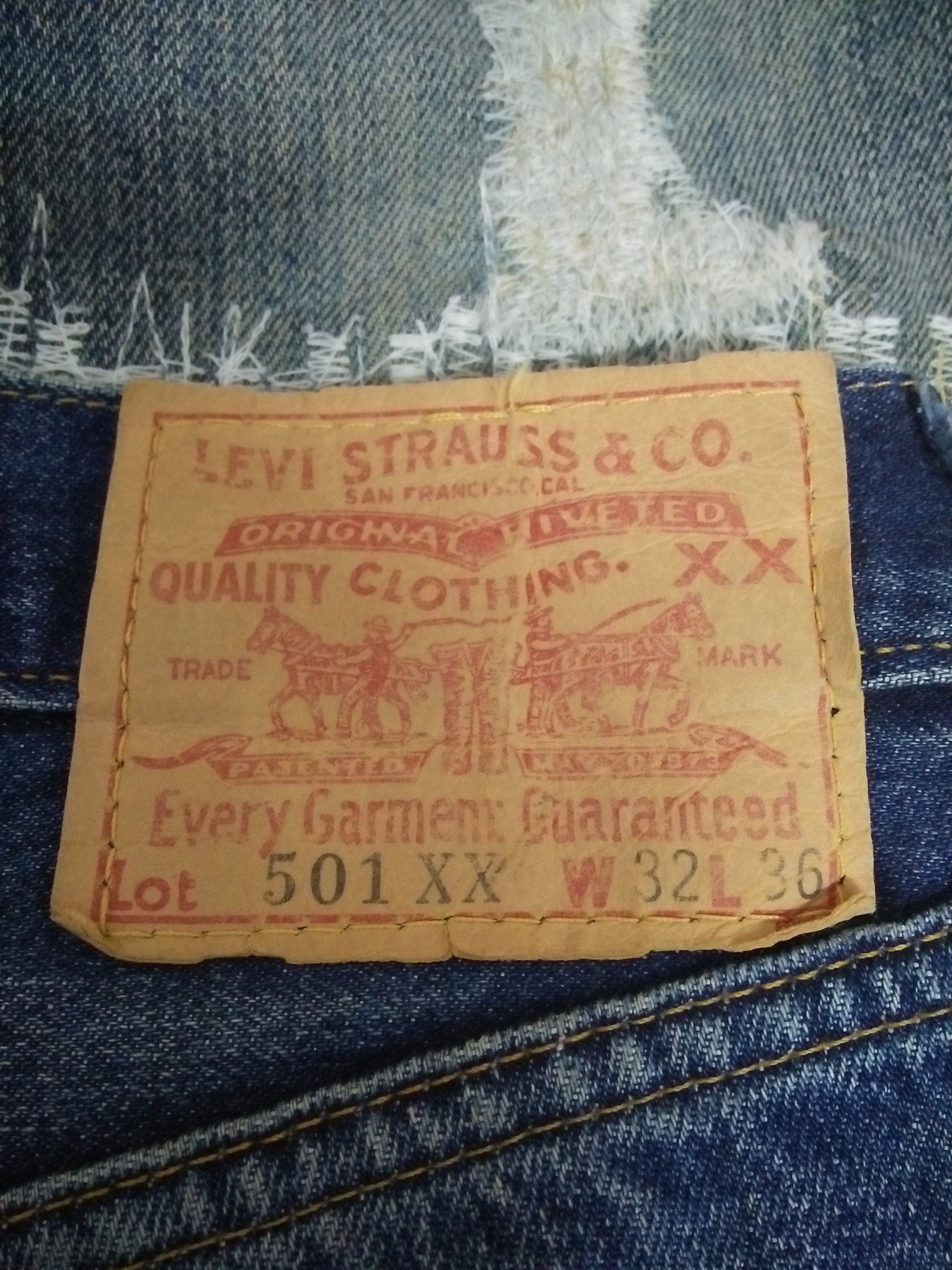 Levi's 90s LEVIS 501XX BIG E DISTRESSED SELVEDGE 555 USA (B102) Size US 30 / EU 46 - 16 Thumbnail