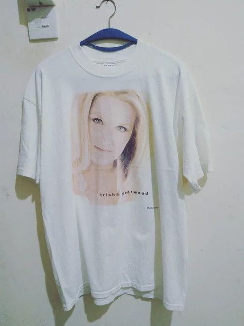 Band Tees Vintage item 🔥 TRISHA YEARWOOD XL TOUR 2001 TEE Size US XL / EU 56 / 4 - 2 Thumbnail