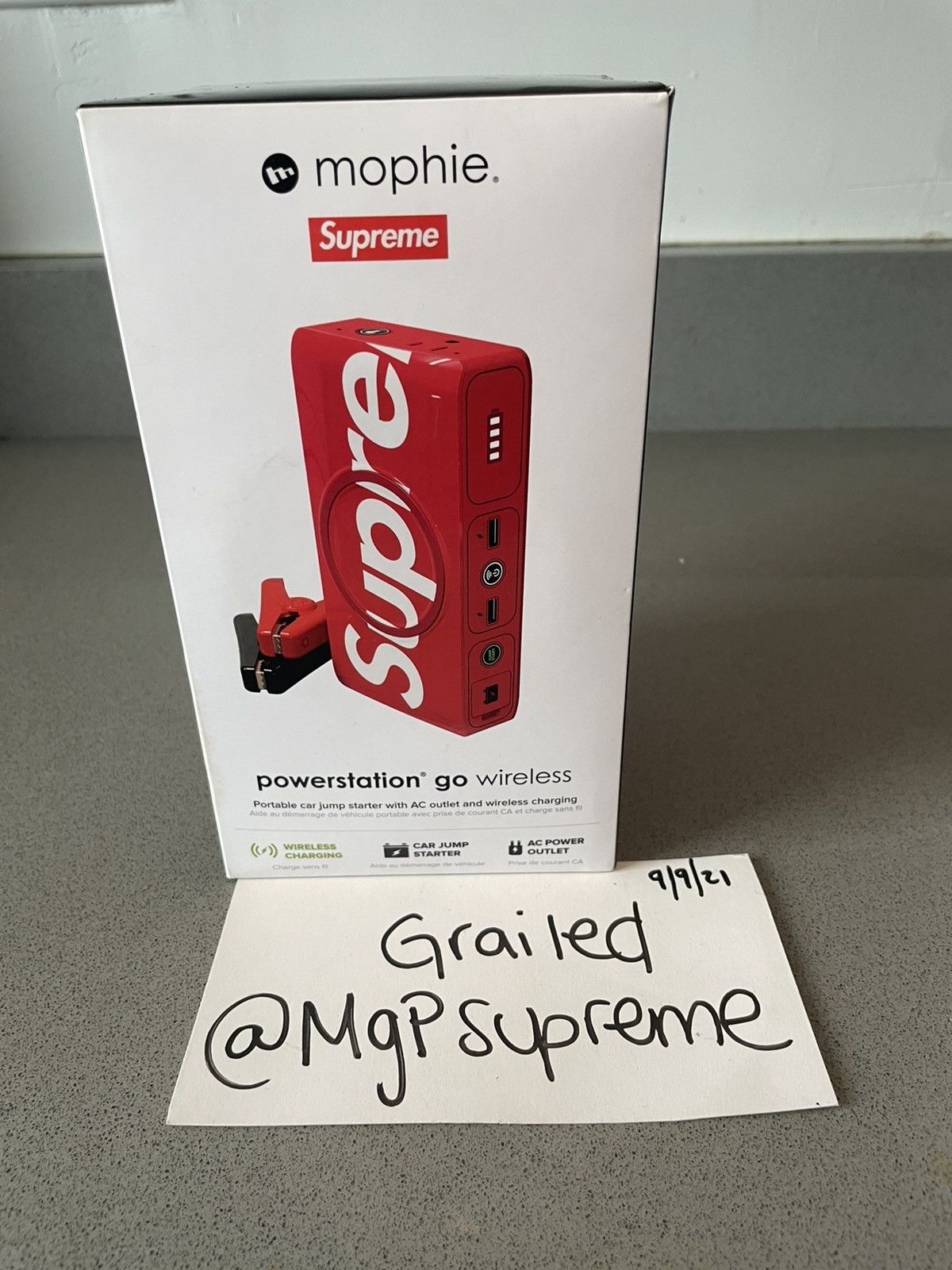 Supreme × mophie powerstation Go 