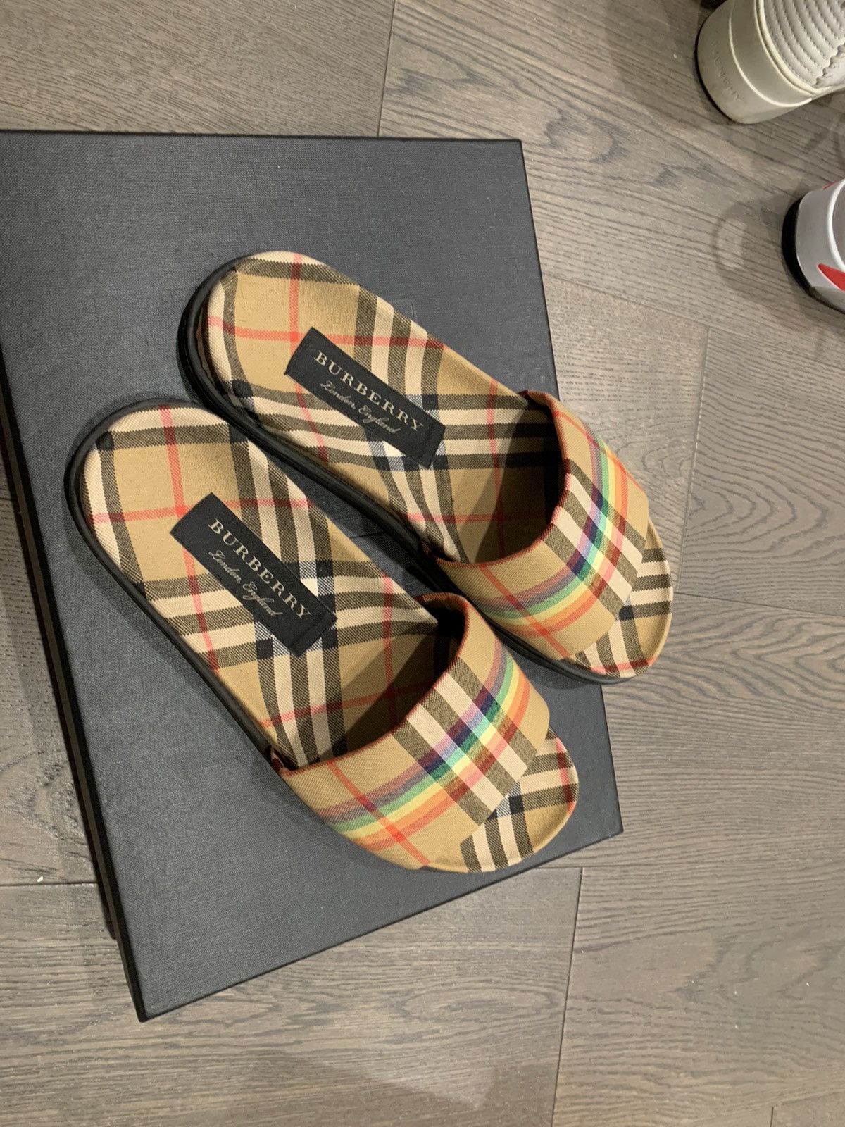 Burberry Burberry slipper rinbow color Size US 11 / EU 44 - 2 Thumbnail