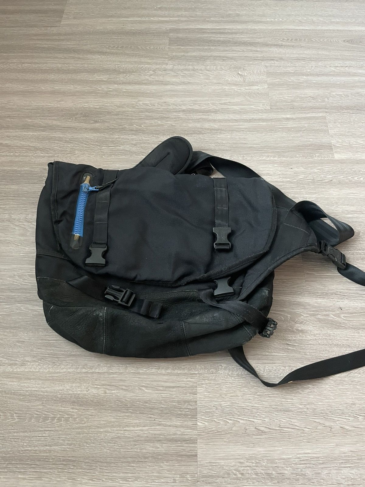 Visvim CLASSIC BLACK 18L VISVIM E-CAT MESSENGER BAG | Grailed