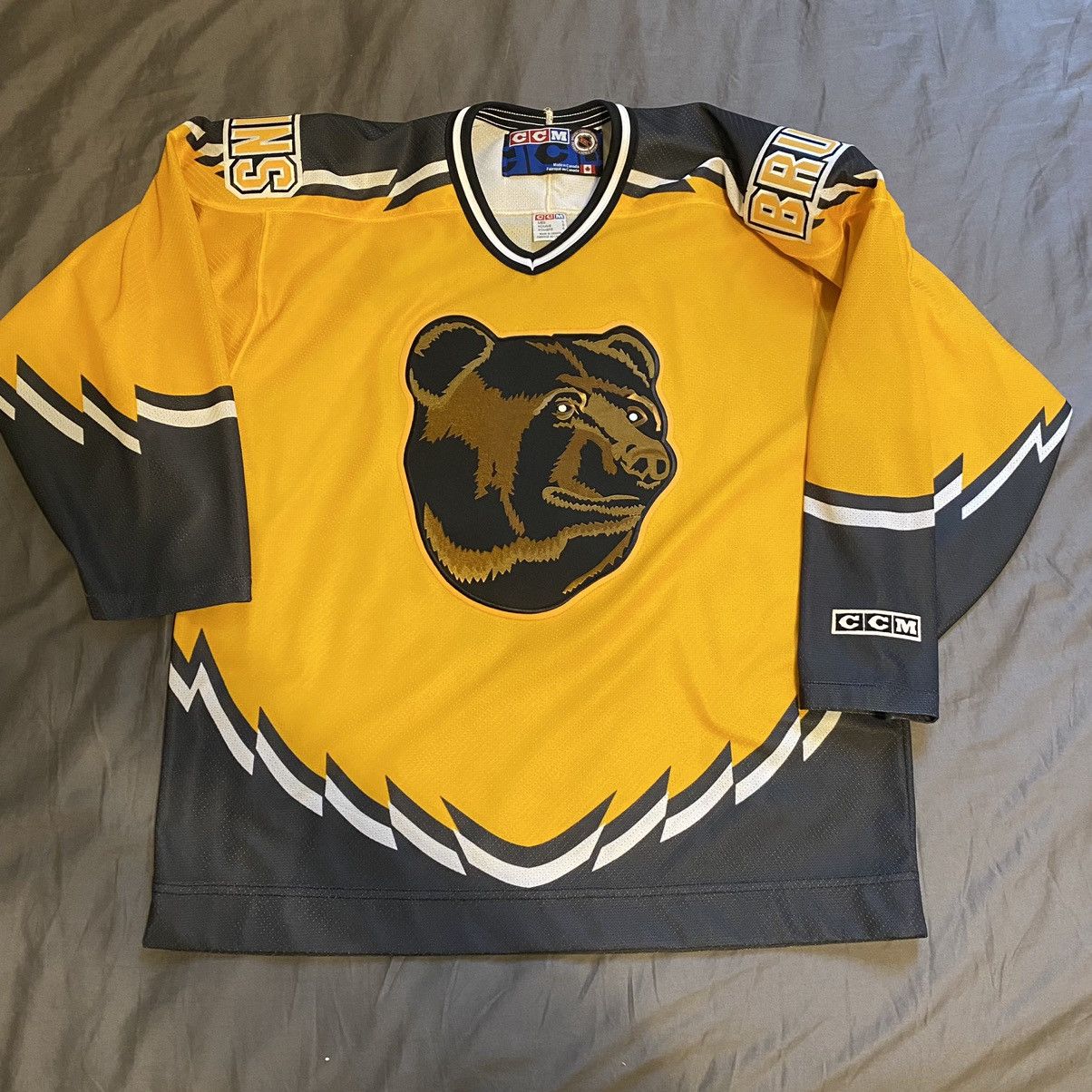 Vintage CCM Boston Bruins Pooh Bear Alternate Jersey Size Large- XL Youth