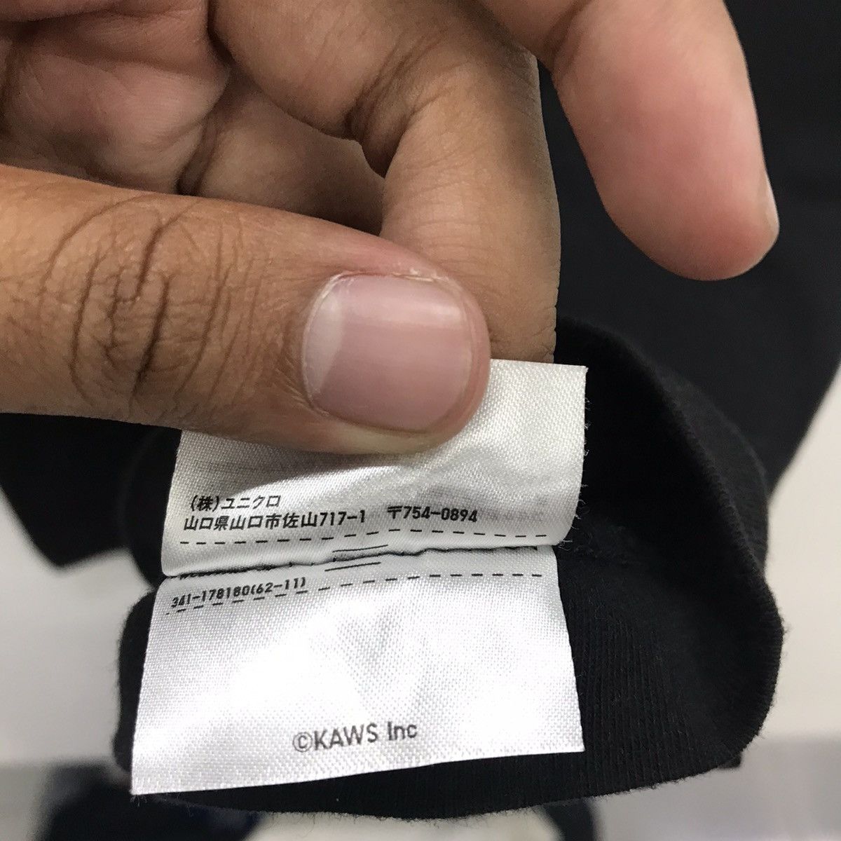 Designer × Kaws × Uniqlo Rare!! Uniqlo X KAWS Graphics Tee Size US XL / EU 56 / 4 - 13 Thumbnail