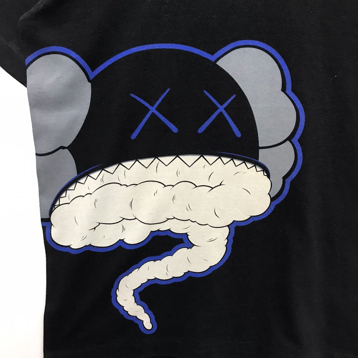 Designer × Kaws × Uniqlo Rare!! Uniqlo X KAWS Graphics Tee Size US XL / EU 56 / 4 - 4 Thumbnail