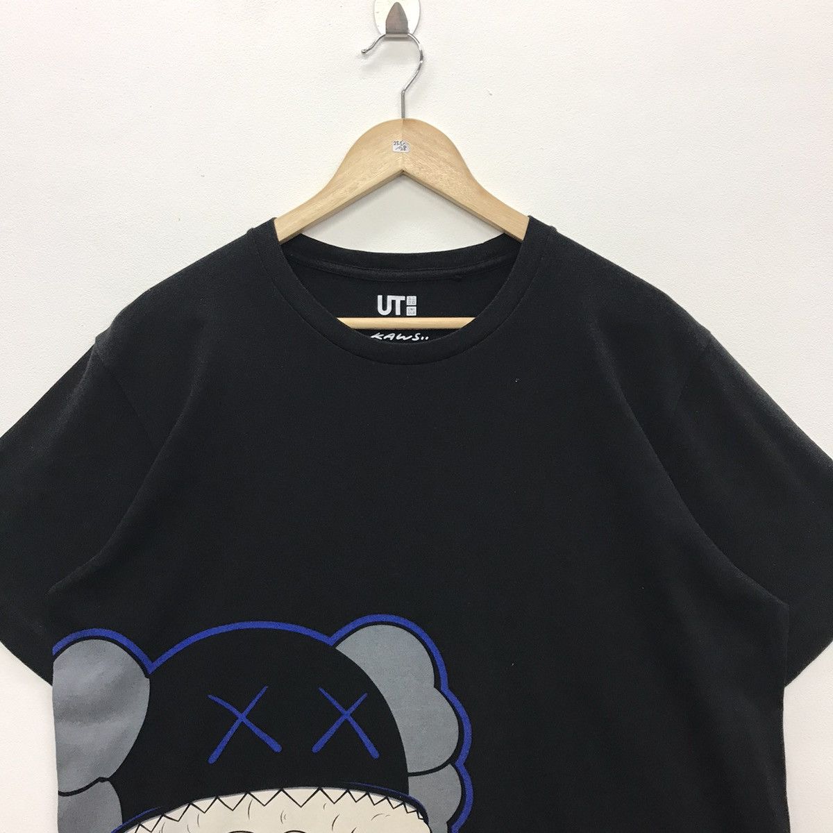 Designer × Kaws × Uniqlo Rare!! Uniqlo X KAWS Graphics Tee Size US XL / EU 56 / 4 - 2 Thumbnail
