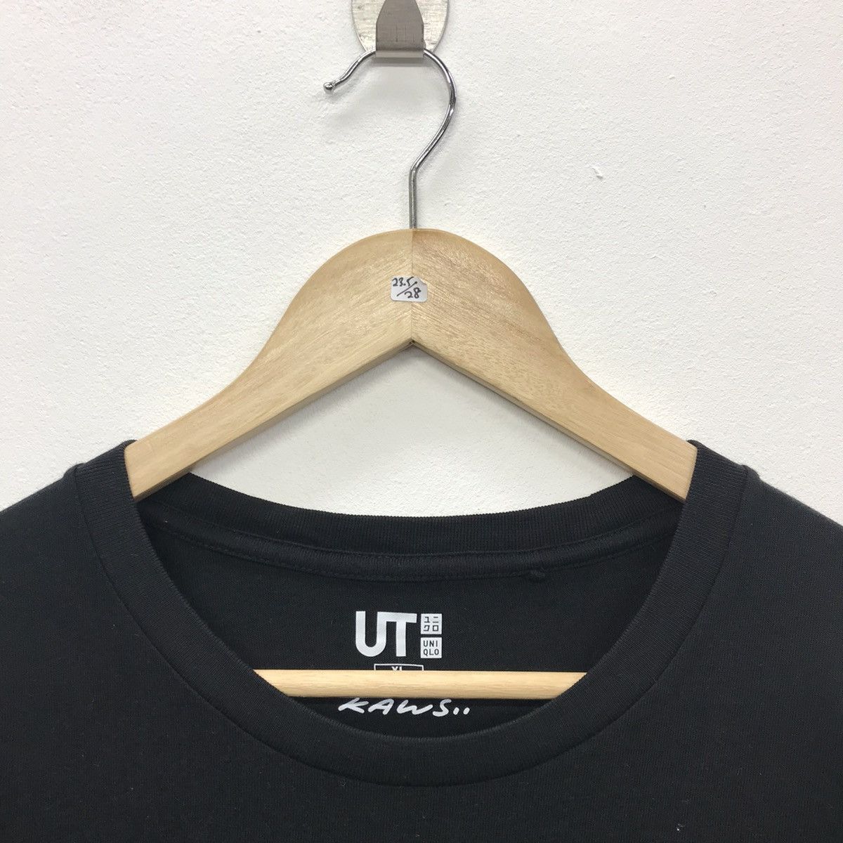 Designer × Kaws × Uniqlo Rare!! Uniqlo X KAWS Graphics Tee Size US XL / EU 56 / 4 - 3 Thumbnail