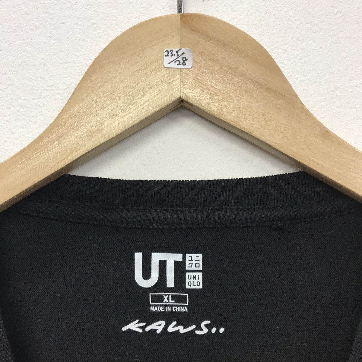 Designer × Kaws × Uniqlo Rare!! Uniqlo X KAWS Graphics Tee Size US XL / EU 56 / 4 - 11 Thumbnail
