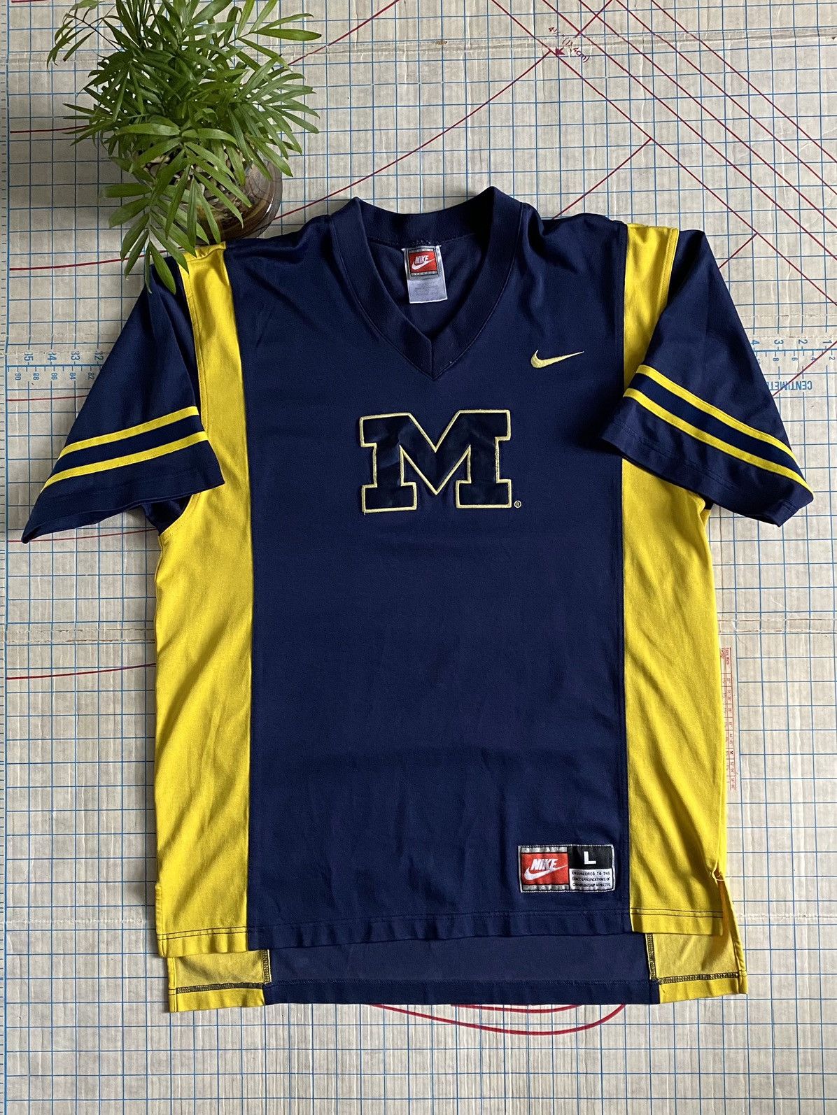 NCAA × Nike × Vintage Vintage Nike Michigan Wolverine Warm Up Shirt Size Large Size US L / EU 52-54 / 3 - 3 Thumbnail