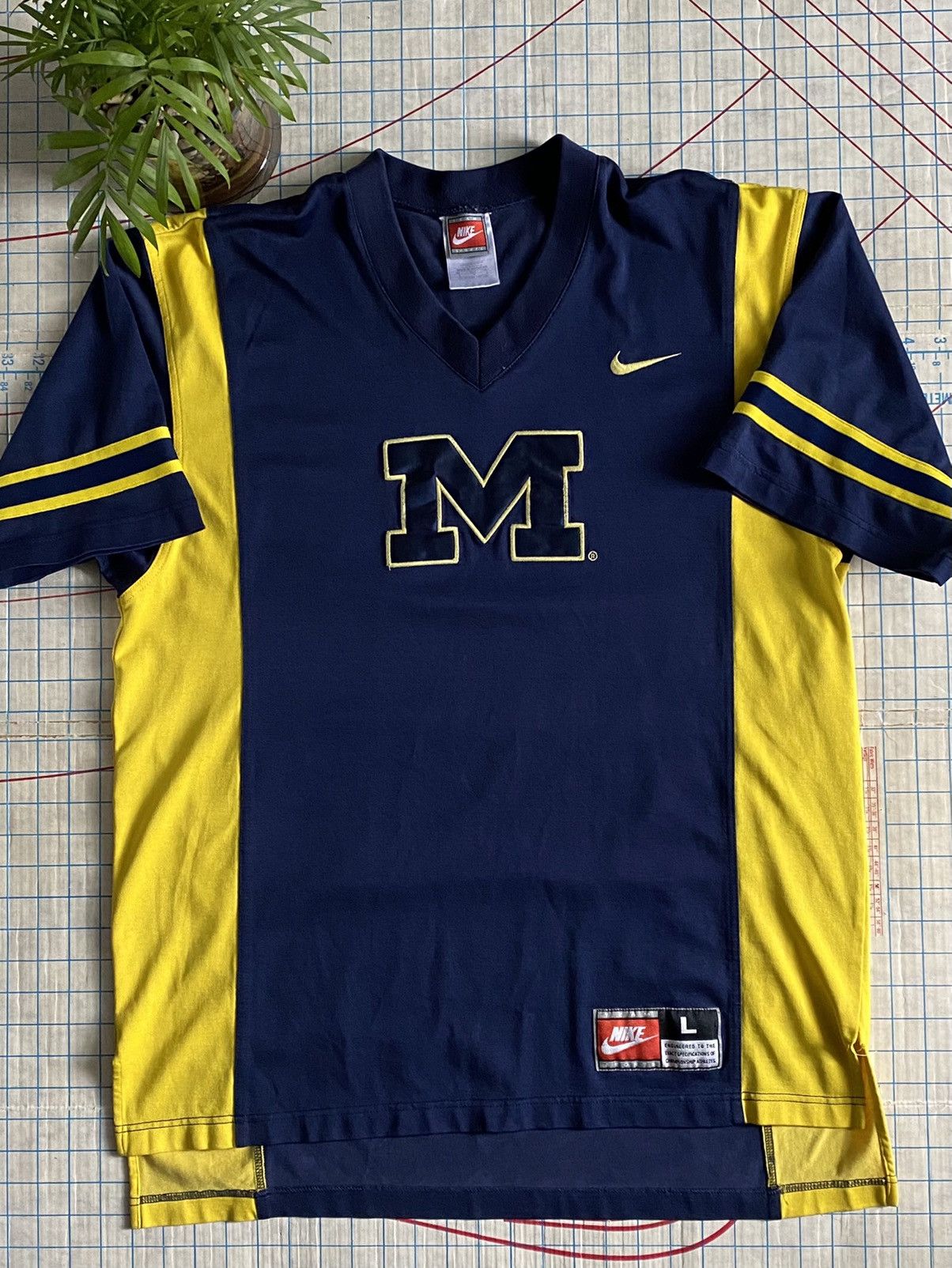 NCAA × Nike × Vintage Vintage Nike Michigan Wolverine Warm Up Shirt Size Large Size US L / EU 52-54 / 3 - 1 Thumbnail