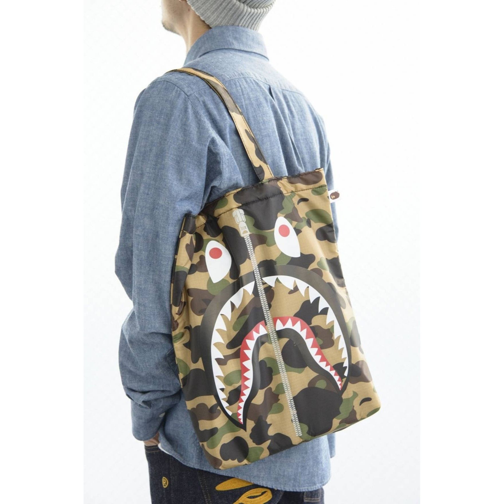 Bape 🔥 BAPE SHOULDER BAG SHARK CAMO 2015 Tote backpack Size ONE SIZE - 3 Thumbnail