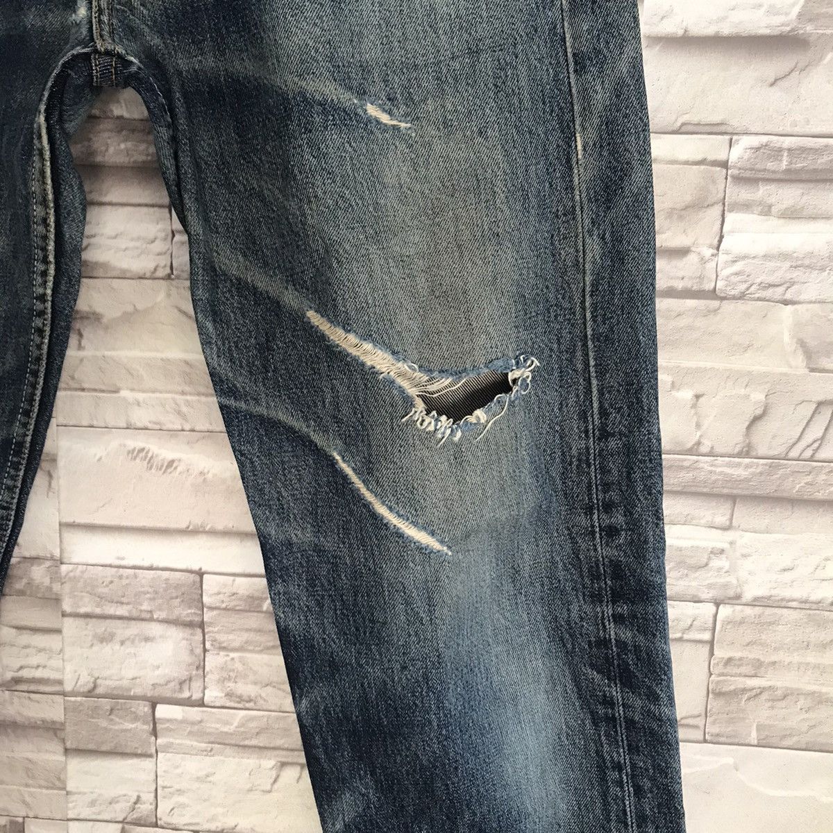 Levi's Vintage Levis 501 Distressed Jeans Made in USA Size US 31 - 8 Thumbnail