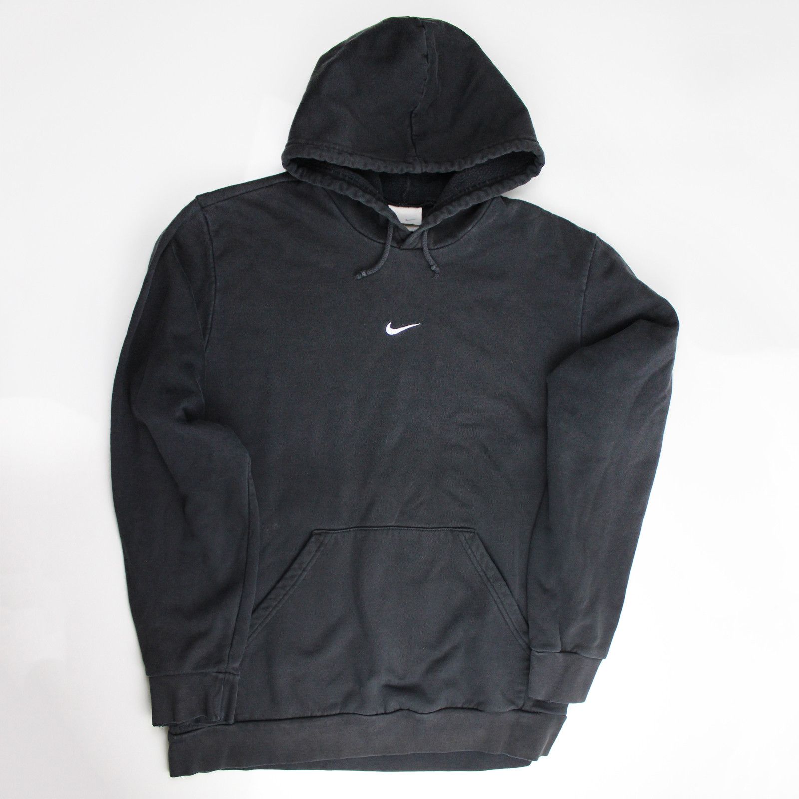 Middle nike logo discount hoodie