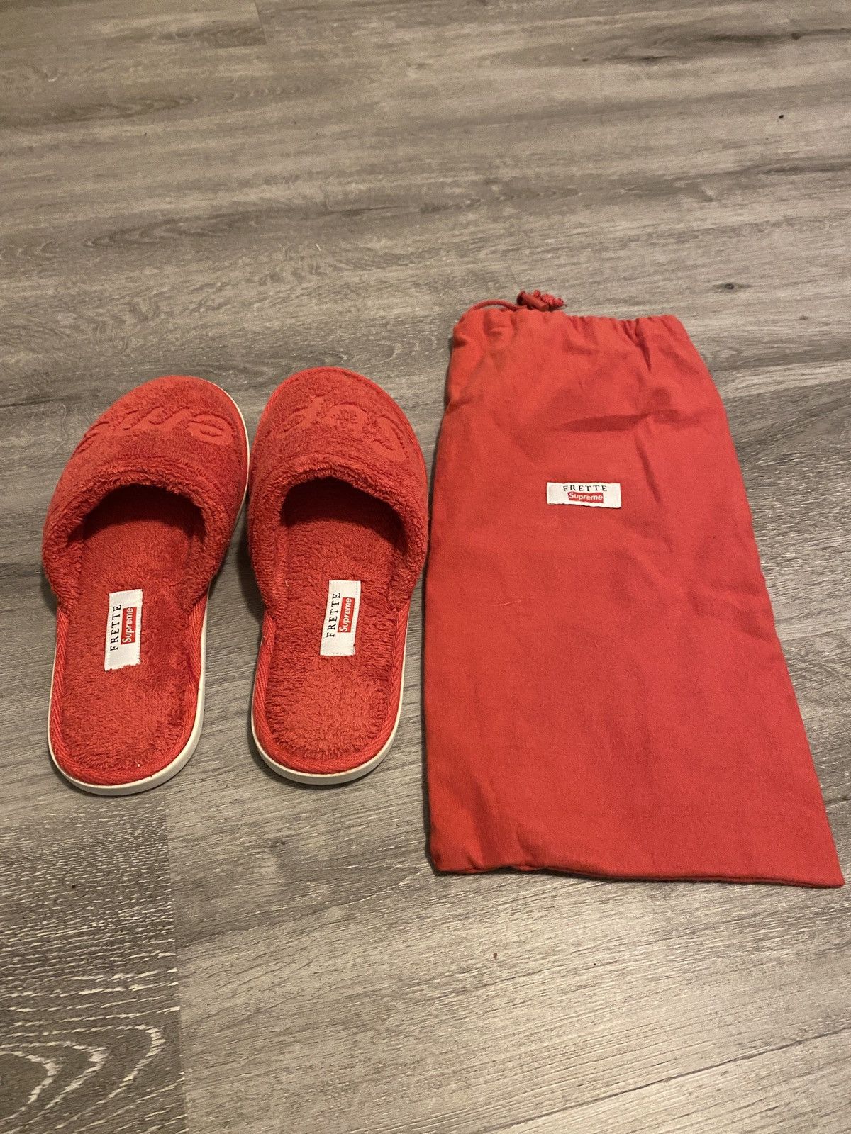 国際ブランド supreme frette slippers red us8-10 - 靴/シューズ