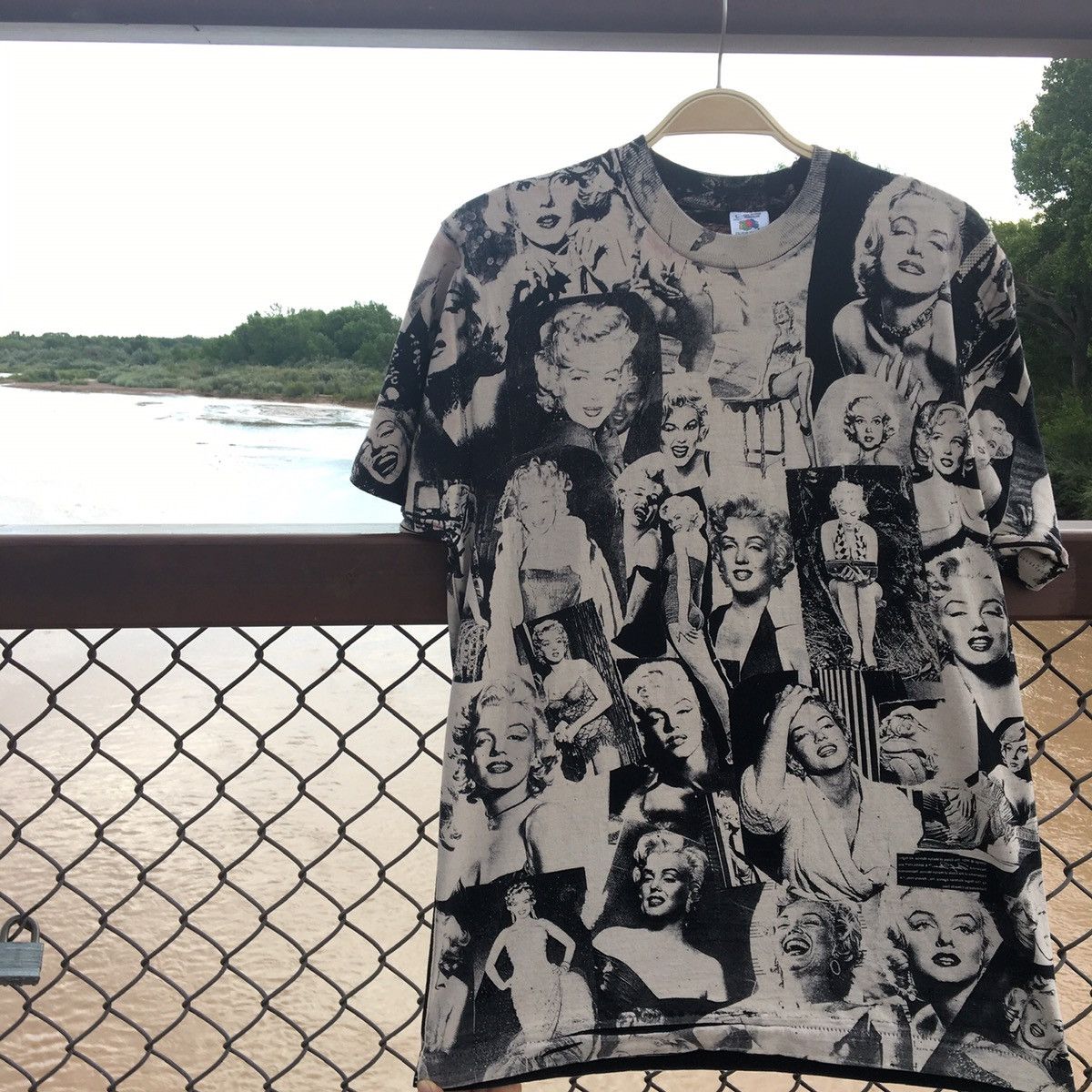 Fruit Of The Loom Vintage Marilyn Monroe All over print shirt size large Size US L / EU 52-54 / 3 - 1 Thumbnail