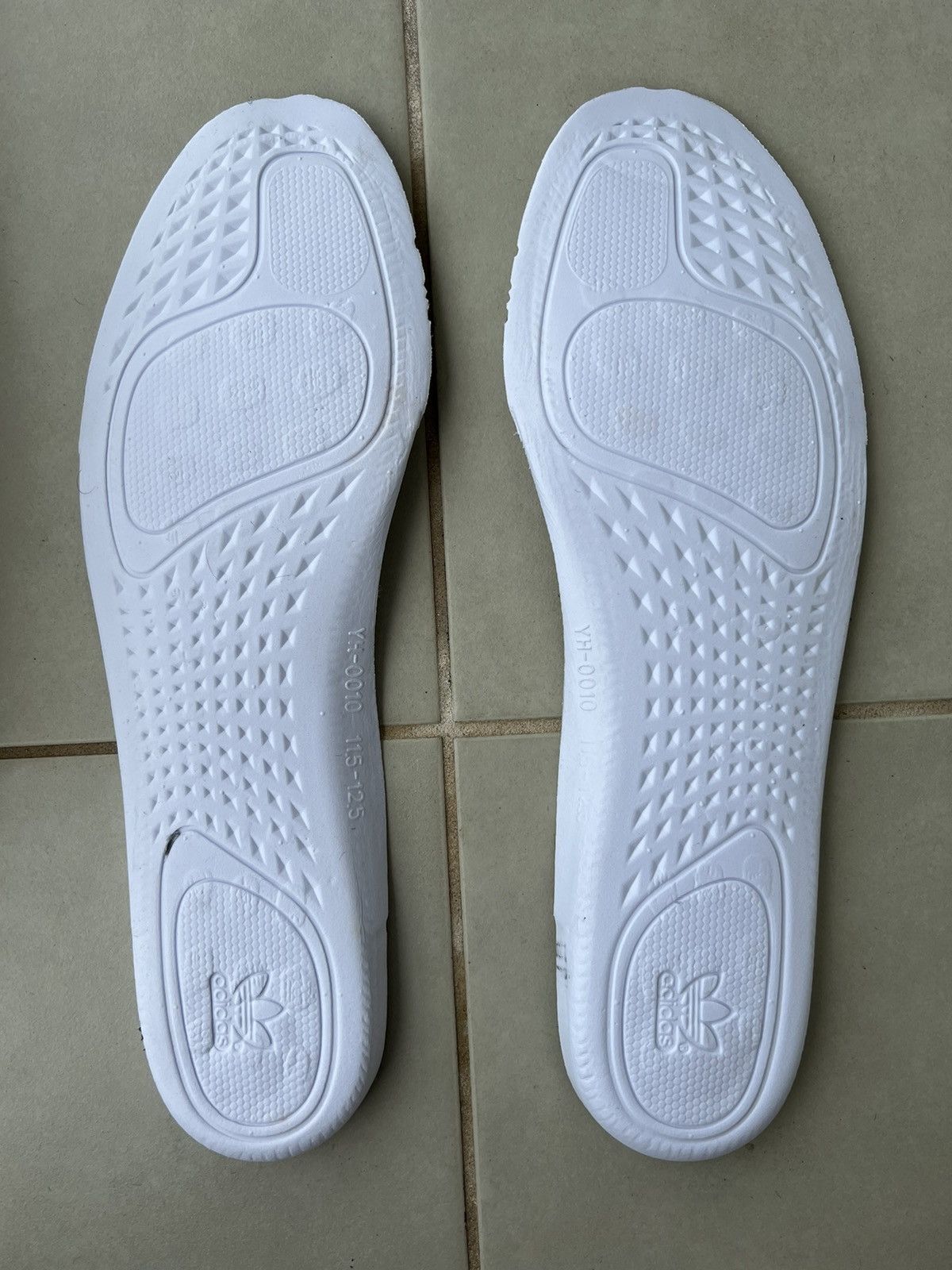 Adidas × Kanye West YEEZY BOOST 350 V2 BUTTER US 12 Size US 13 / EU 46 - 8 Thumbnail