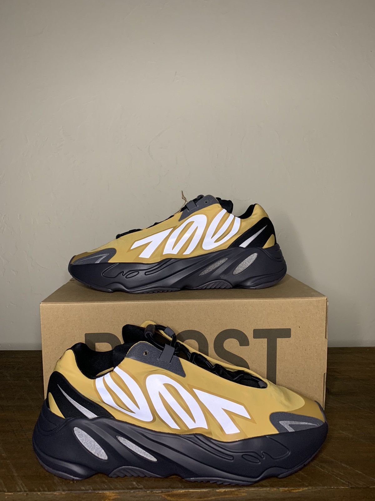 adidas yeezy 700 mnvn honeyflux