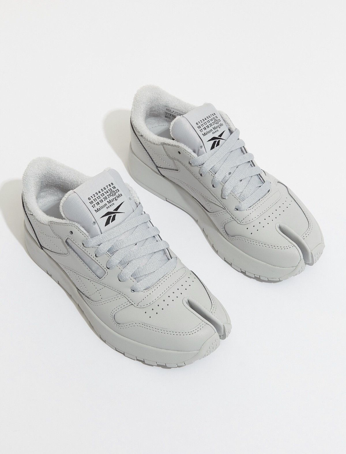 Maison Margiela × Reebok RARE🔥Maison Margiela x Reebok Classic Leather Tabi Grey 0 CL Size US 9.5 / EU 42-43 - 1 Thumbnail