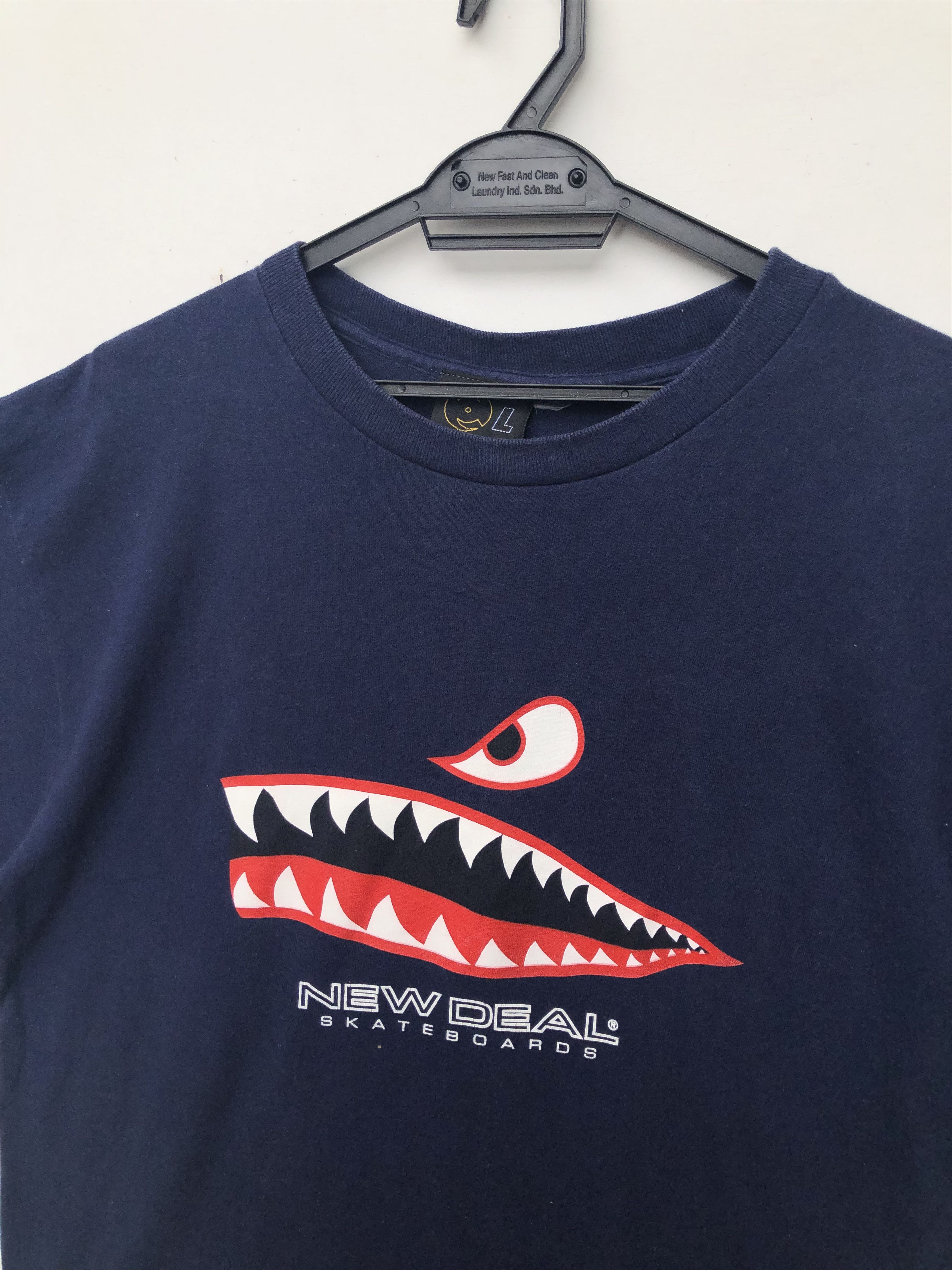 Vintage RARE🔥VINTAGE 90’S NEW DEAL SKATEBOARDS BIG SHARK TEE Size US L / EU 52-54 / 3 - 4 Thumbnail