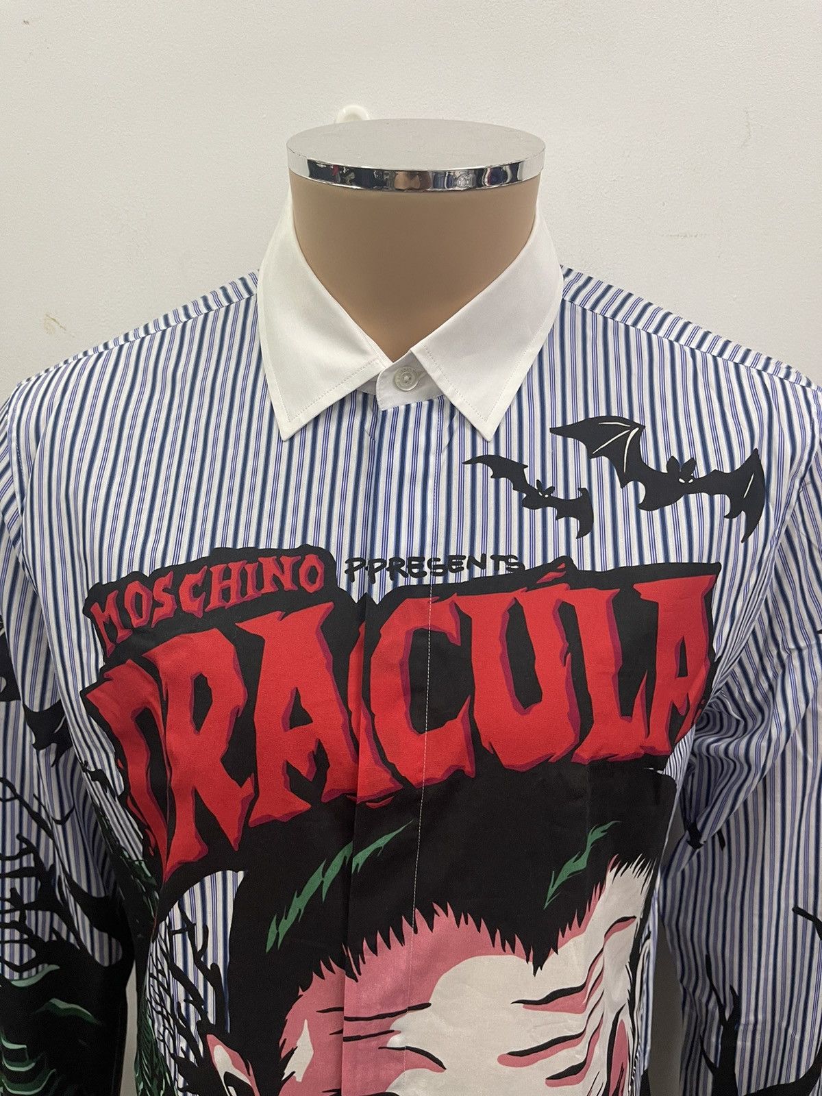 Moschino × Universal Studios AUTHENTIC 🔥 NWT Moschino Dracula Overprint Shirt Size US L / EU 52-54 / 3 - 5 Thumbnail