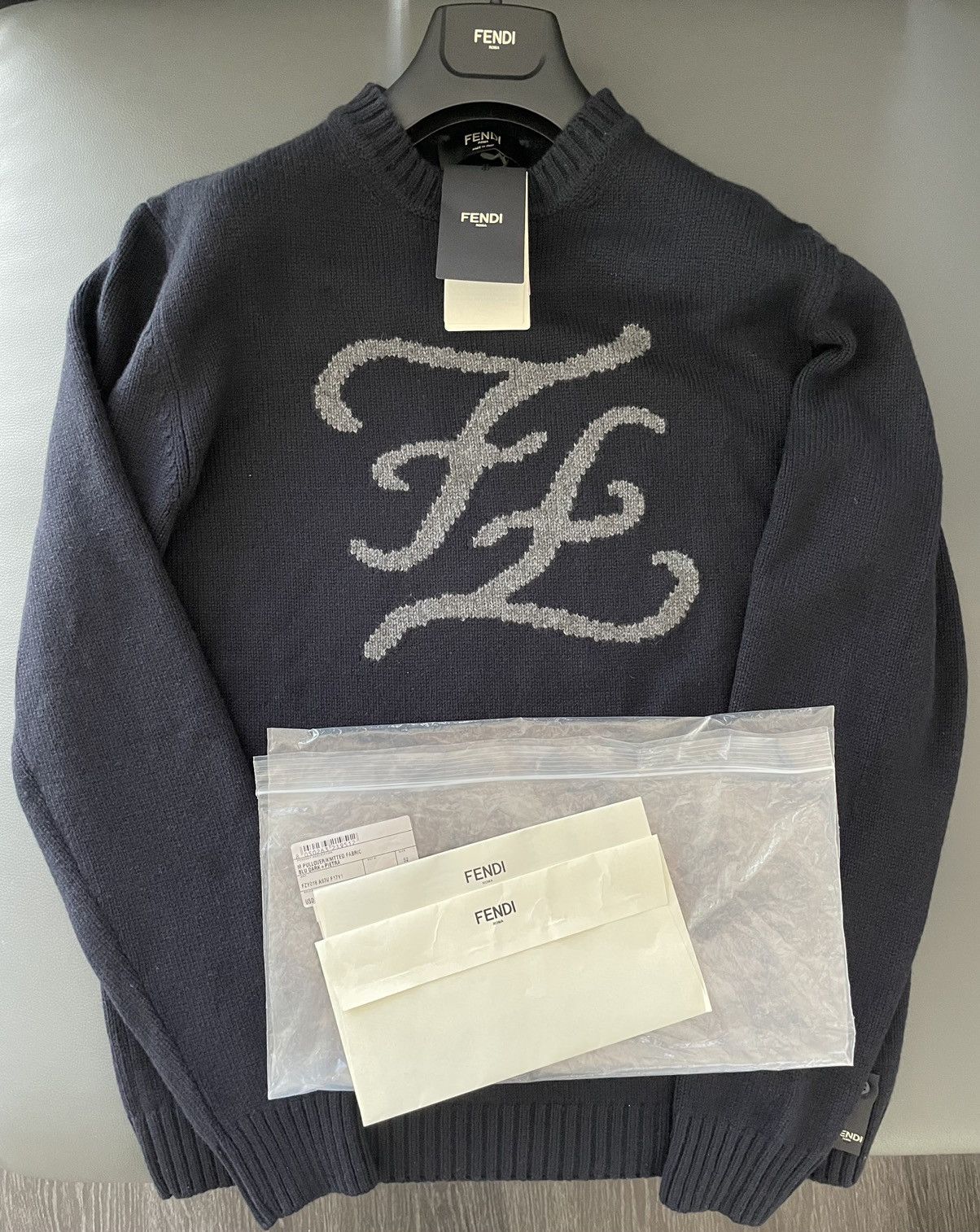 Fendi $2,500 Limited Runway 100% Cashmere Sweater New Fendi Logo Size US L / EU 52-54 / 3 - 20 Thumbnail
