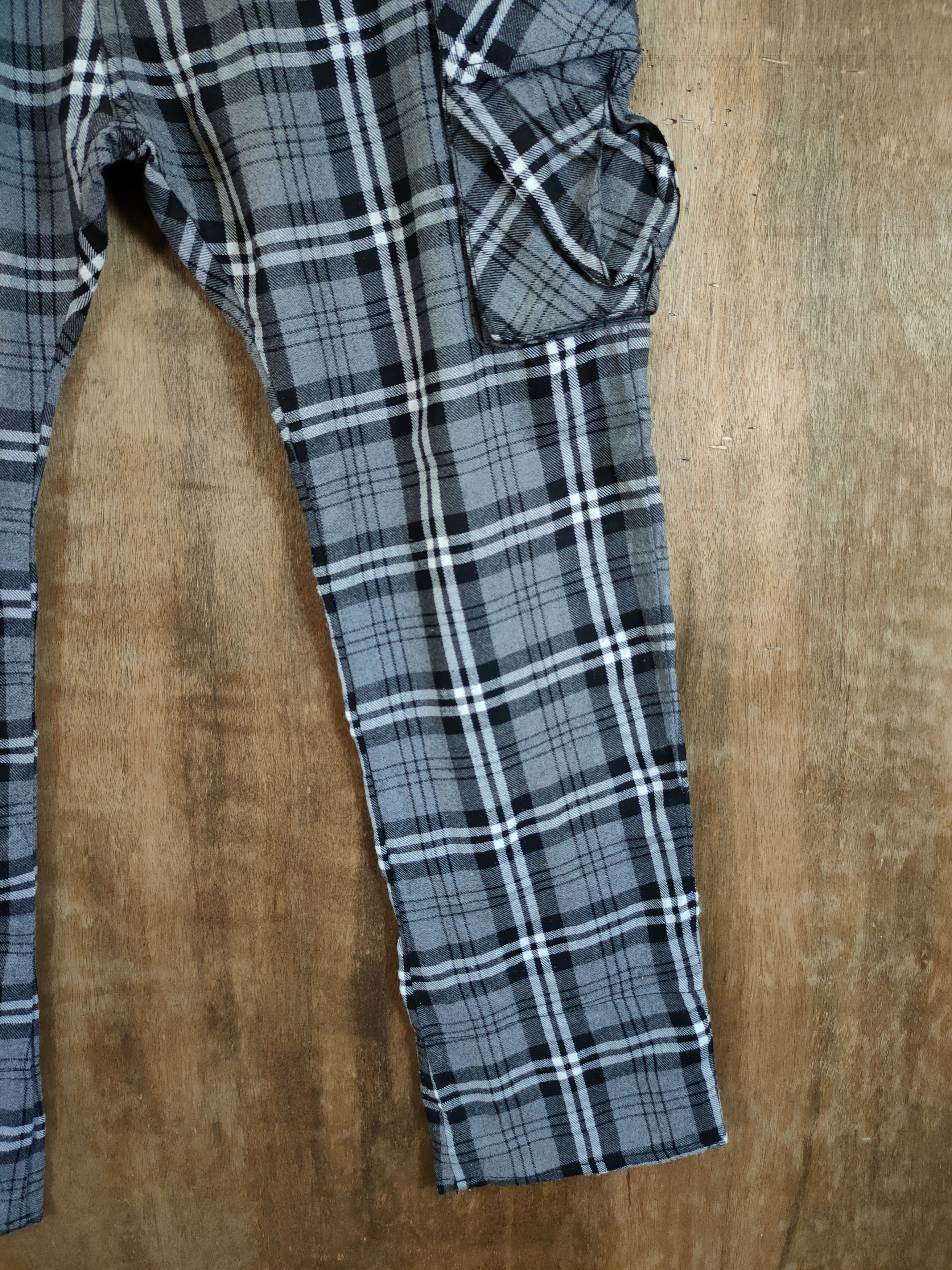 Japanese Brand Dominate Handcraft checkered cargo cropped pants #46-729 Size US 28 / EU 44 - 2 Thumbnail