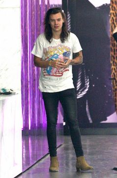 Harry styles wearing the rolling stones shirt ❤️