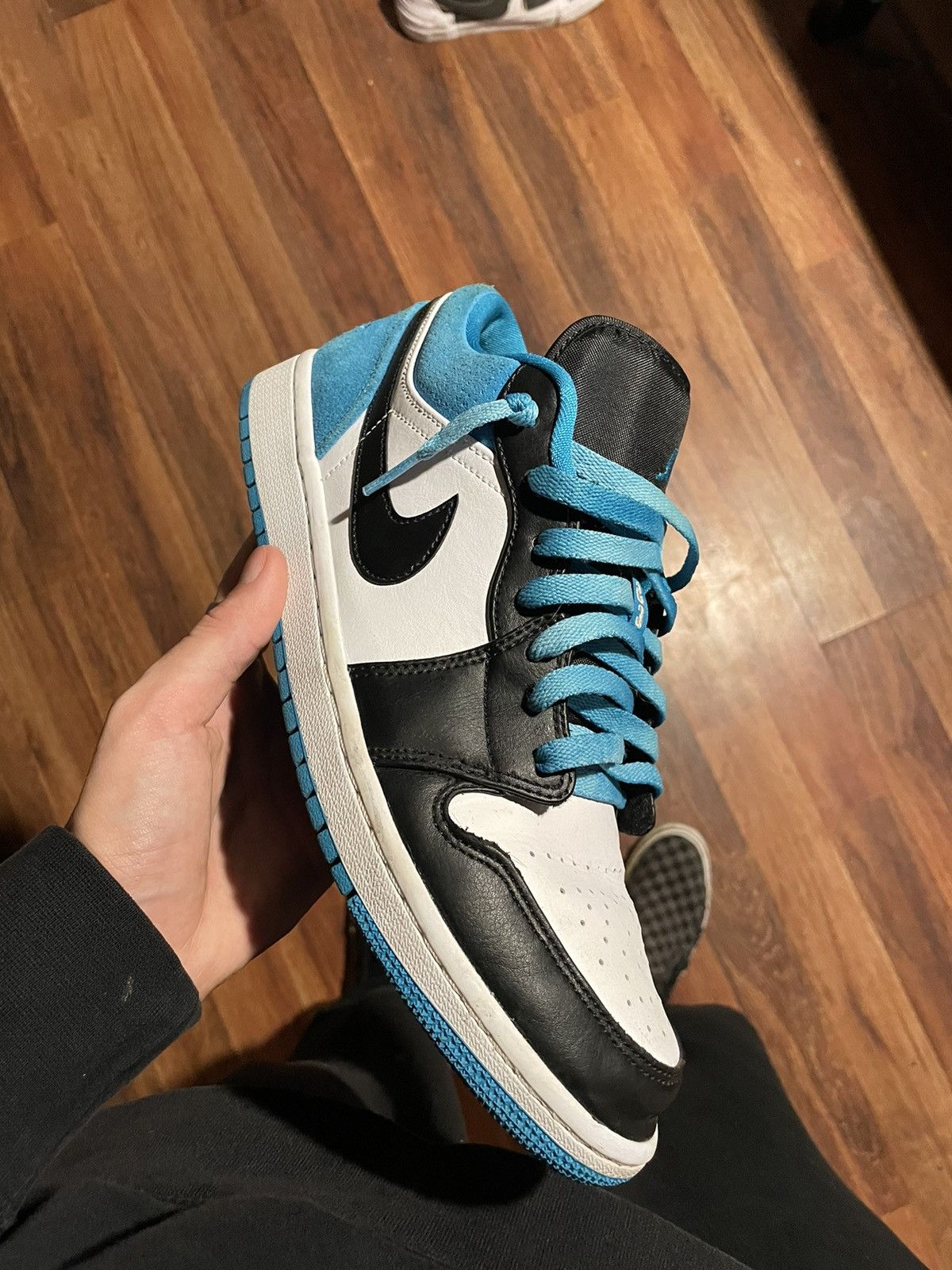 aj1 low se laser blue