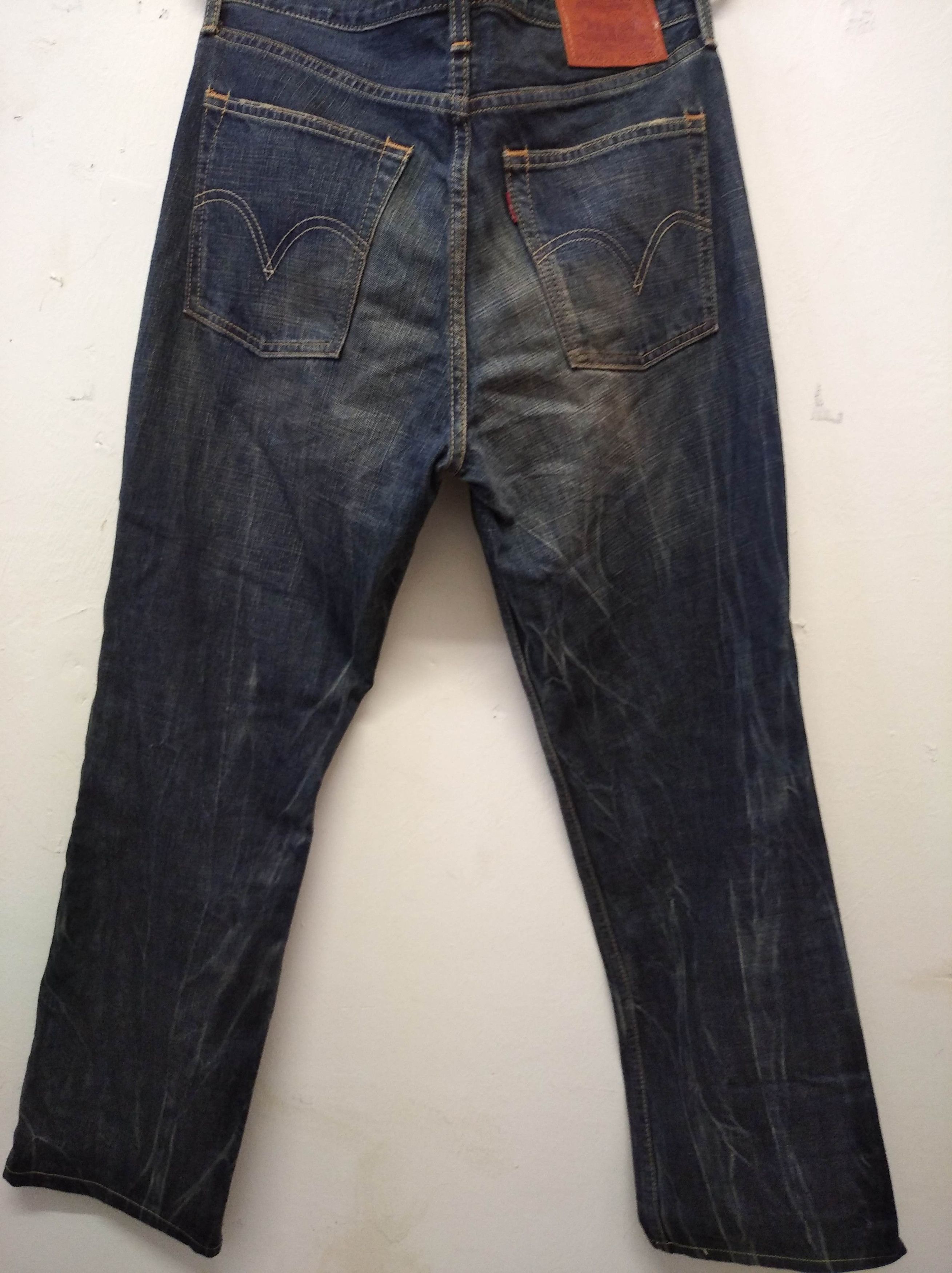 Levi's 502 distressed denim jeans