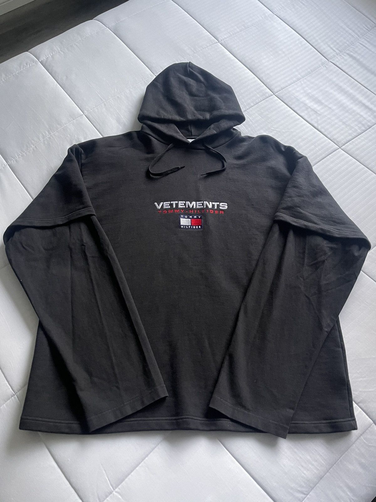 Tommy hilfiger x vetements hoodie hotsell
