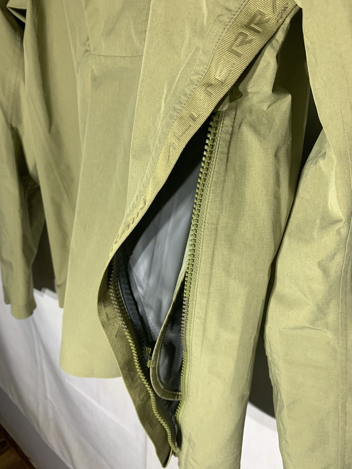 Descente Allterrain Boa Active Shell Jacket display picture 1