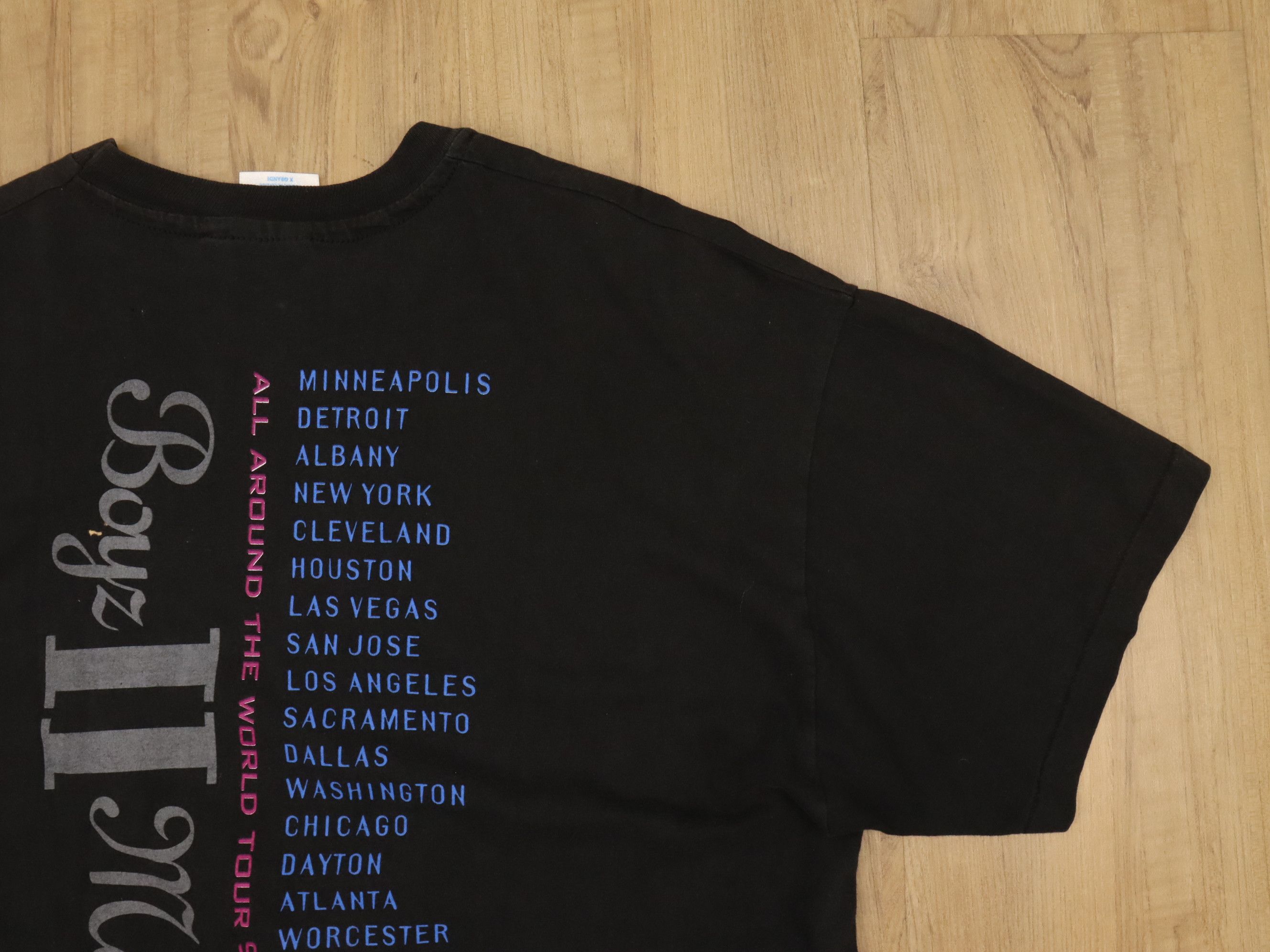 Band Tees × Rap Tees × Vintage Vintage 90's Boyz 2 Men All Around The World Tour R&B Shirt Size US XL / EU 56 / 4 - 14 Thumbnail