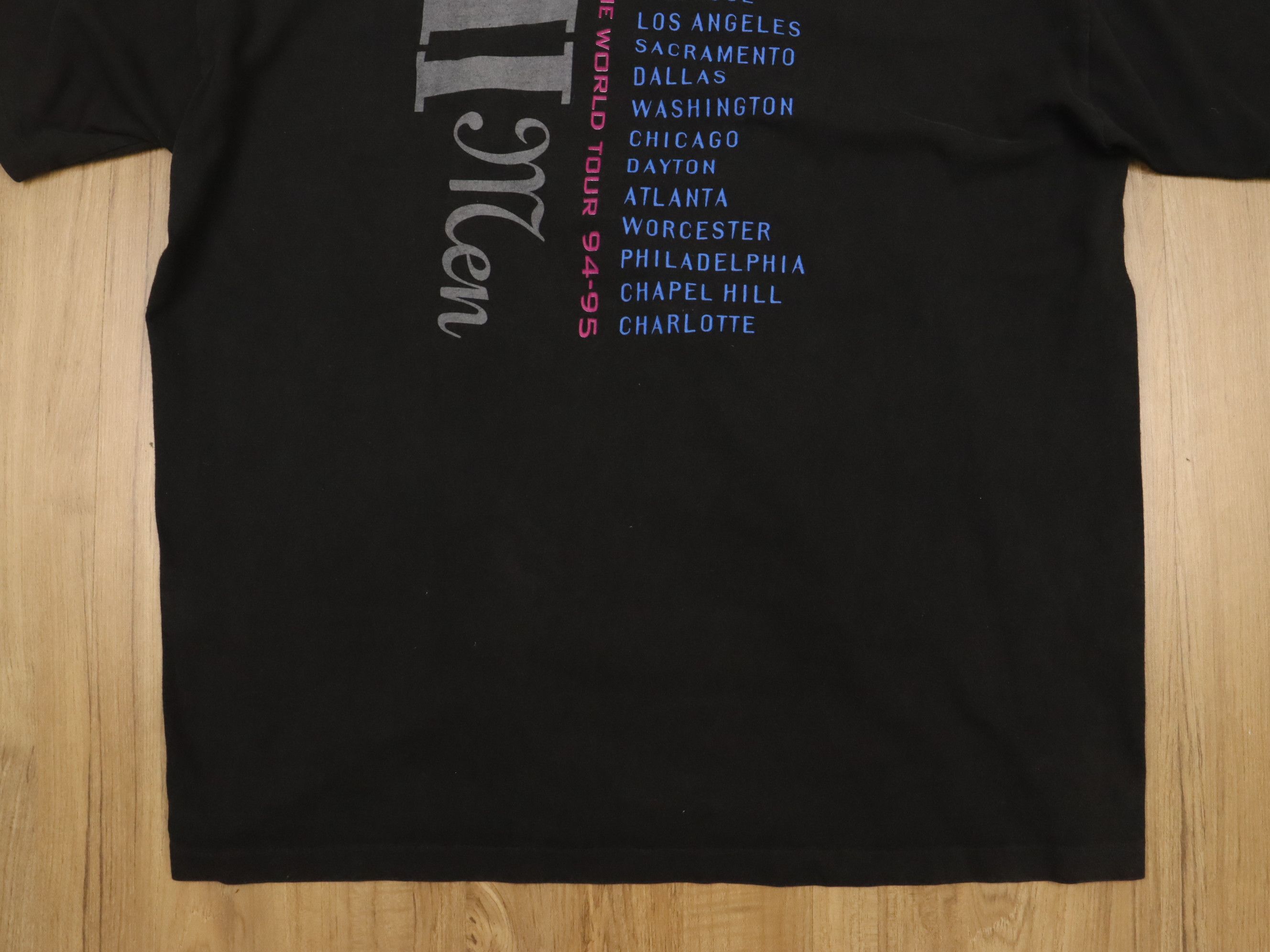 Band Tees × Rap Tees × Vintage Vintage 90's Boyz 2 Men All Around The World Tour R&B Shirt Size US XL / EU 56 / 4 - 23 Thumbnail