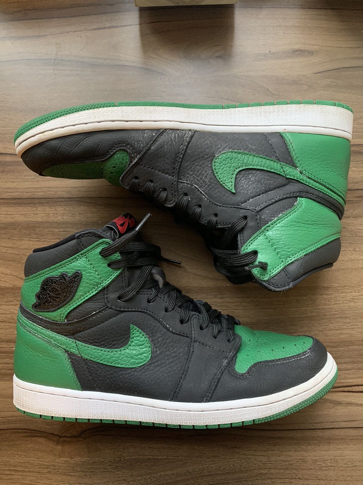 Jordan Brand Air Jordan 1 Retro High OG "Pine Green 2.0" Size US 11 / EU 44 - 2 Thumbnail