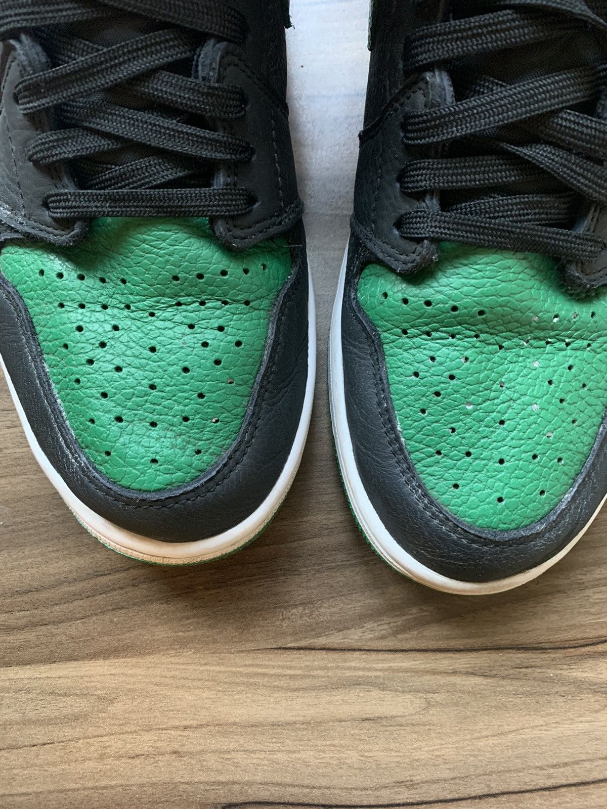 Jordan Brand Air Jordan 1 Retro High OG "Pine Green 2.0" Size US 11 / EU 44 - 8 Thumbnail