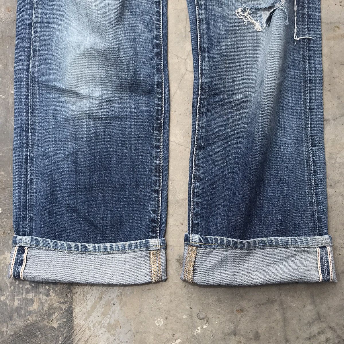 Japanese Brand Distressed Selvedge Denim Uniqlo Regular Fit Blue Wash W31 Size US 31 - 9 Thumbnail