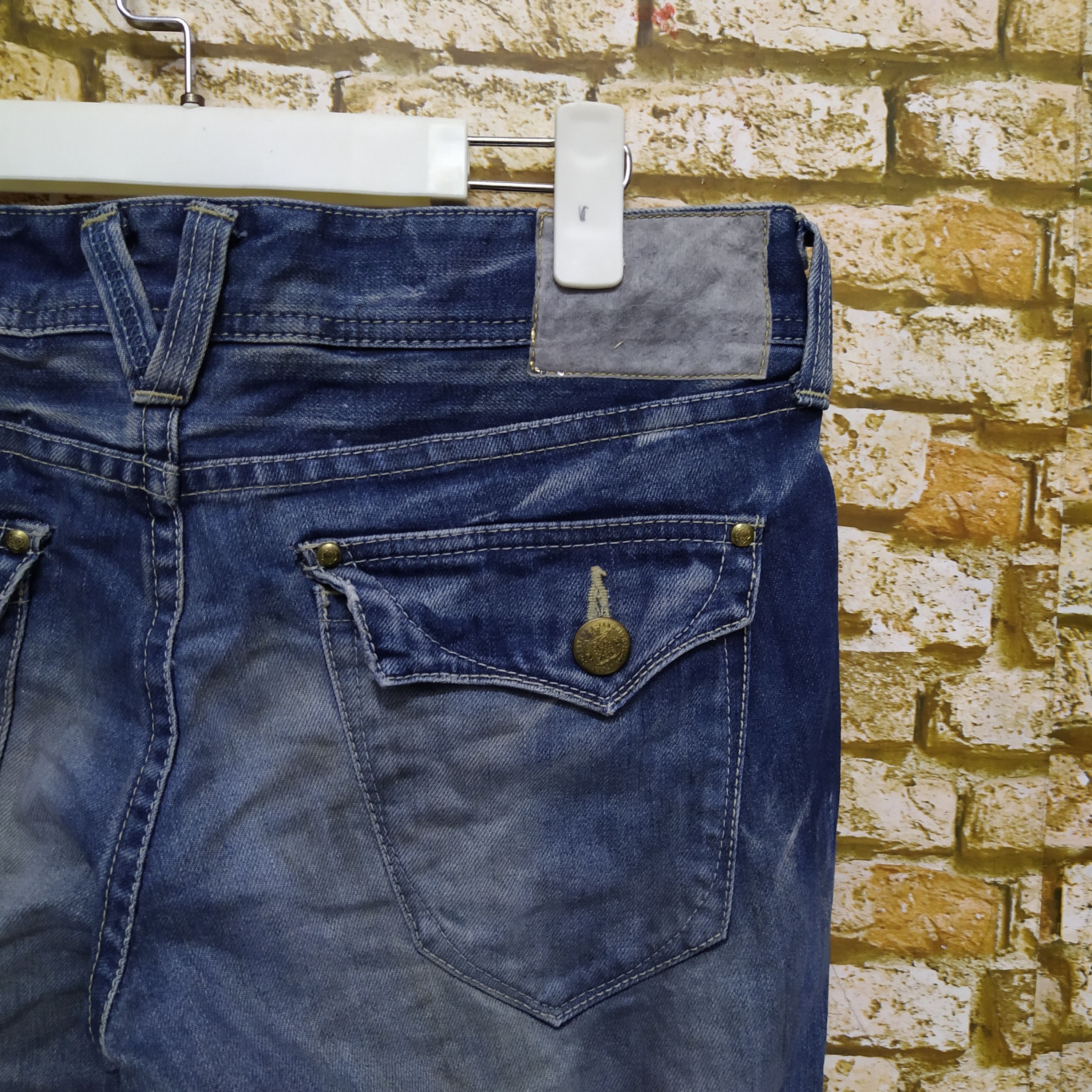 Vanquish VANQUISH GOLD FLARE DISTRESSED DENIM (D316) Size US 33 - 8 Thumbnail