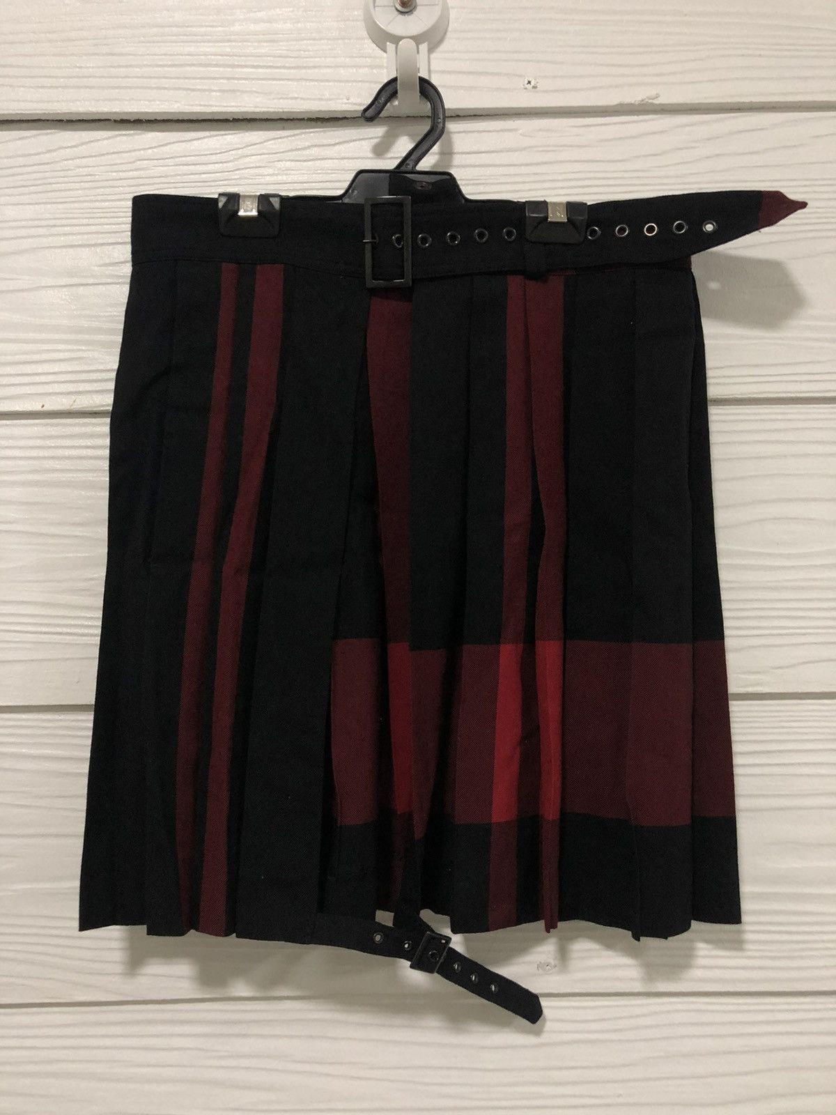 Y’s red label pleated skirt