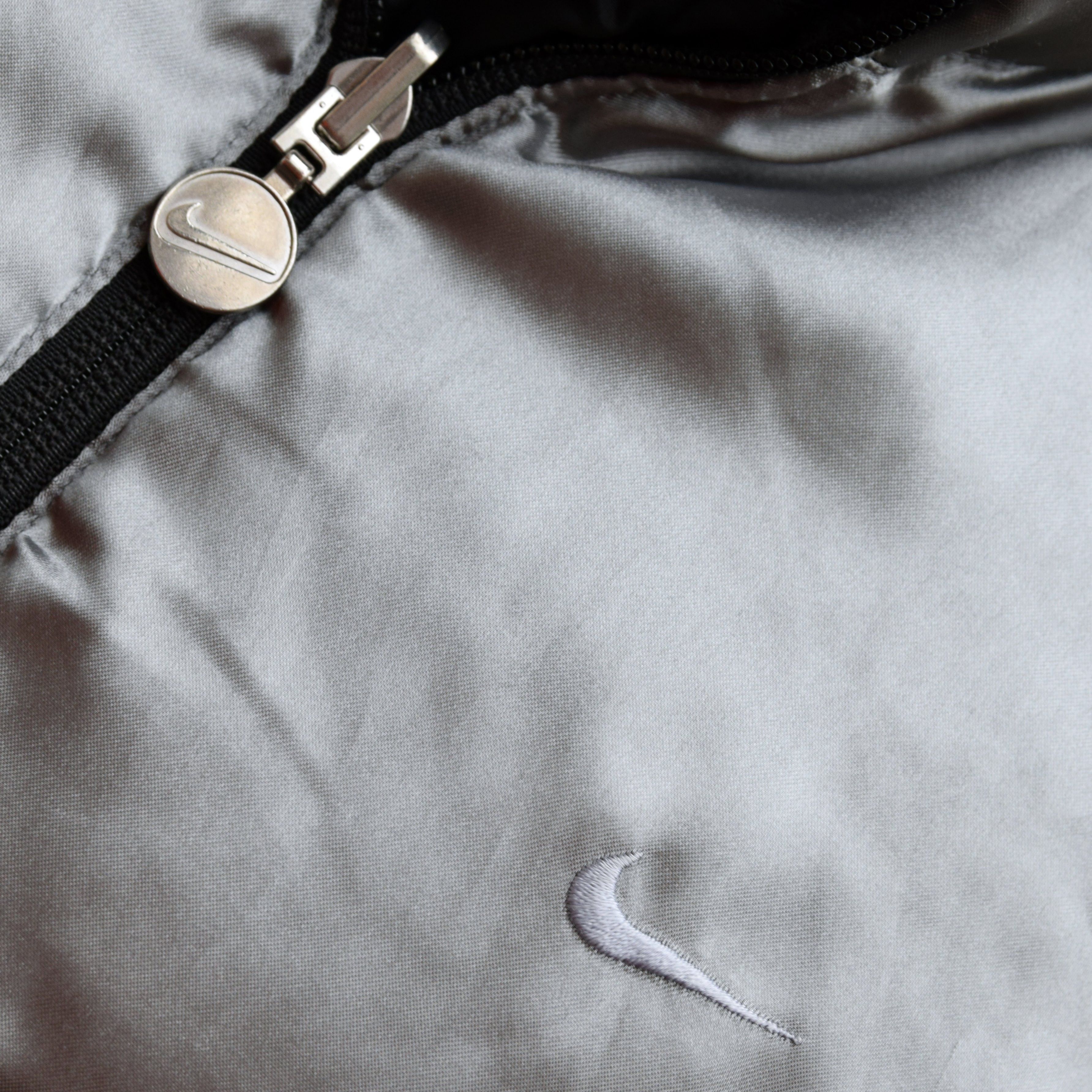Nike × Vintage WMNS 2007 Small Swoosh Nike Puffer Vest M Size US XS / EU 42 / 0 - 11 Thumbnail