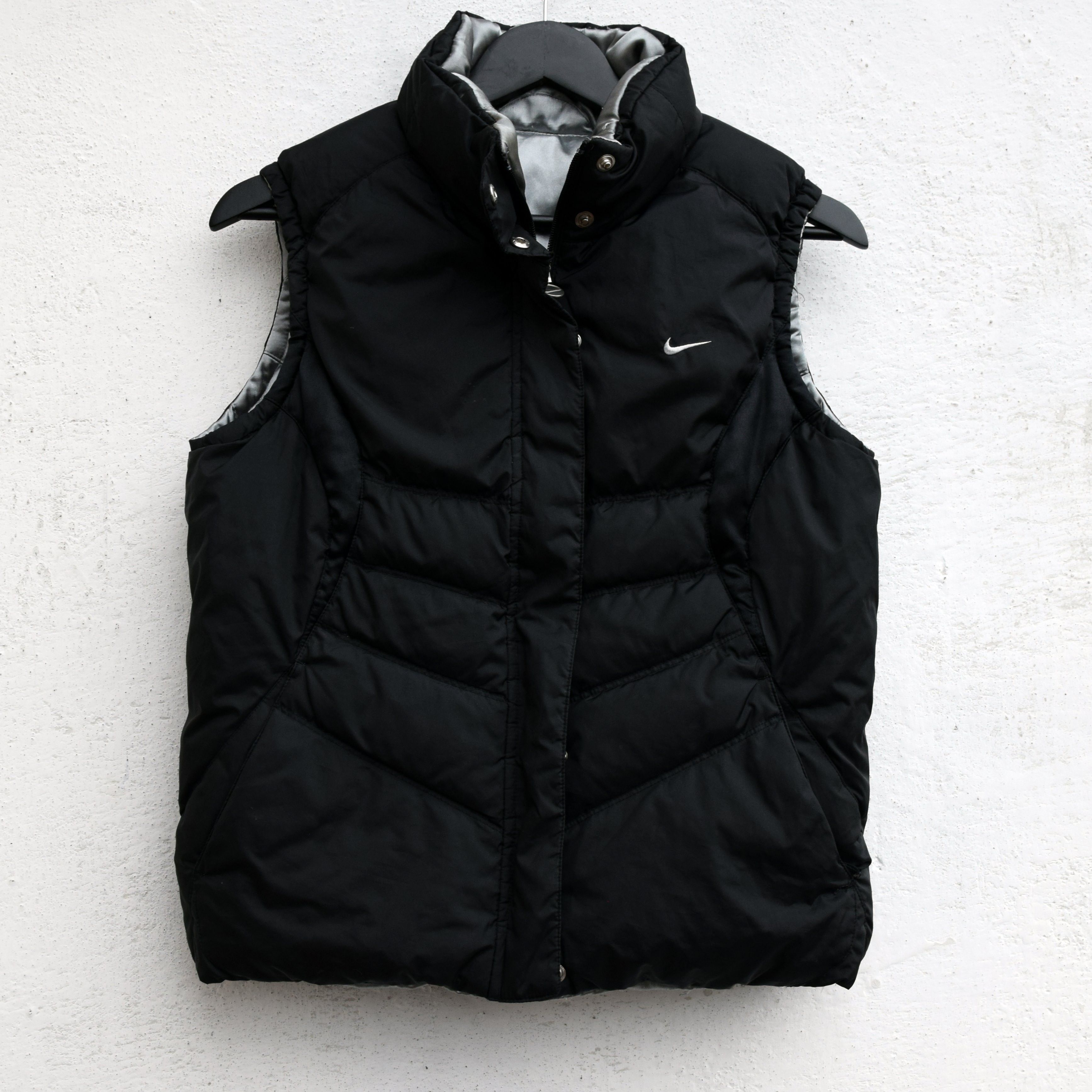 Nike × Vintage WMNS 2007 Small Swoosh Nike Puffer Vest M Size US XS / EU 42 / 0 - 1 Thumbnail