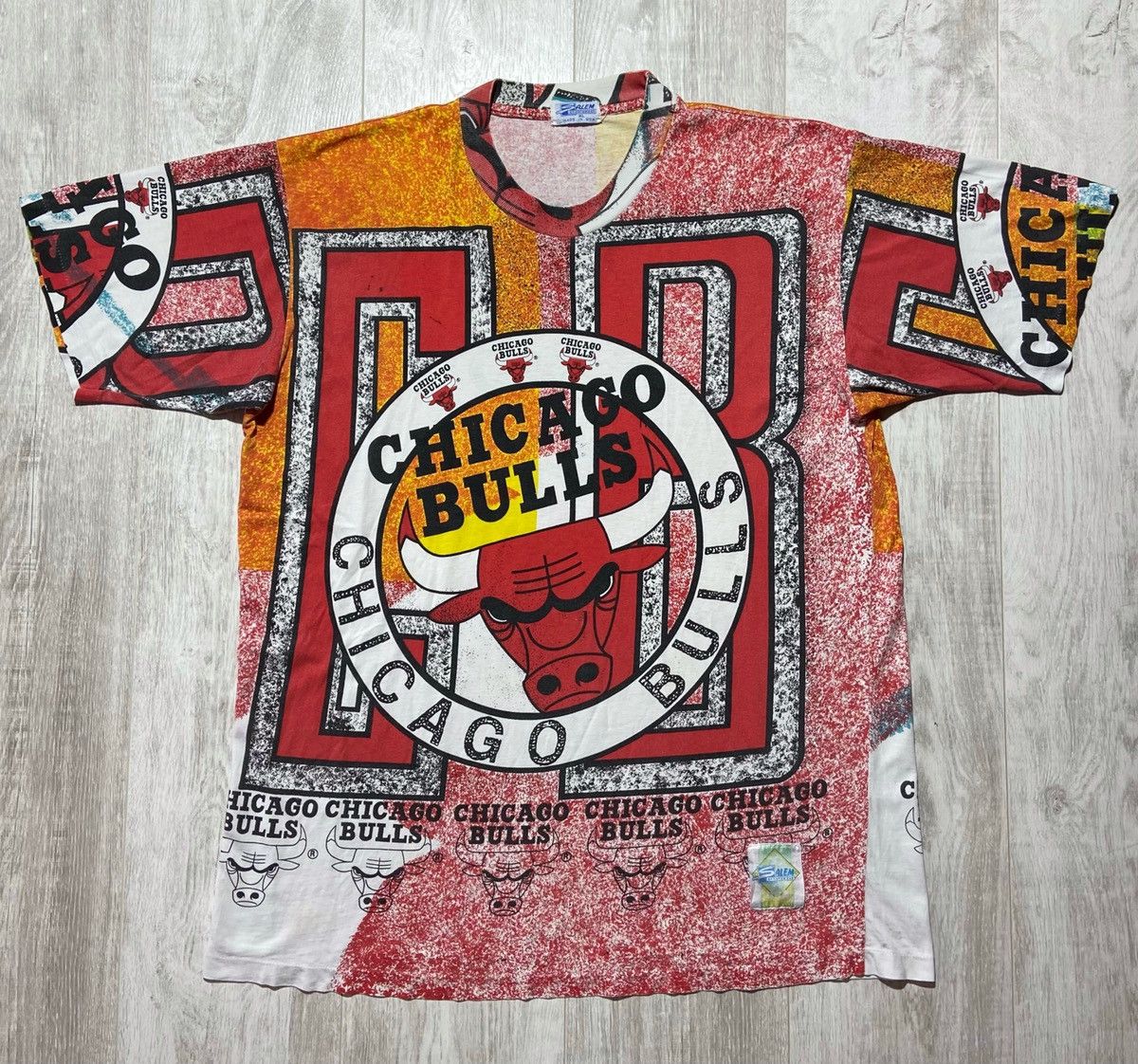 NBA × Vintage Vintage 90s Chicago Bulls All Over Print Single Stitch Tee Size US XL / EU 56 / 4 - 1 Thumbnail