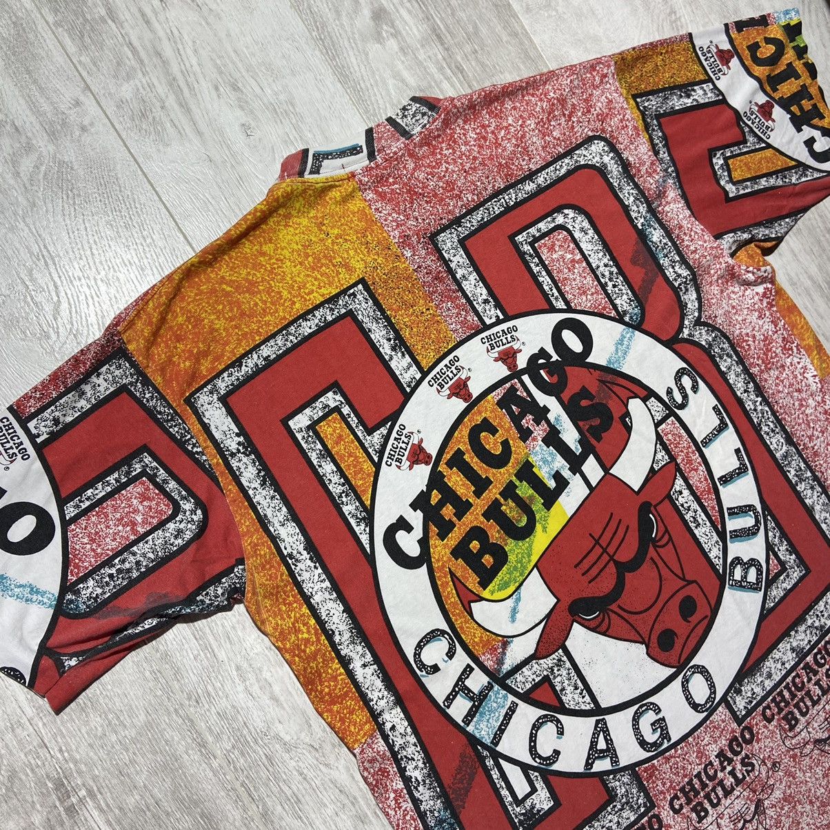 NBA × Vintage Vintage 90s Chicago Bulls All Over Print Single Stitch Tee Size US XL / EU 56 / 4 - 18 Thumbnail