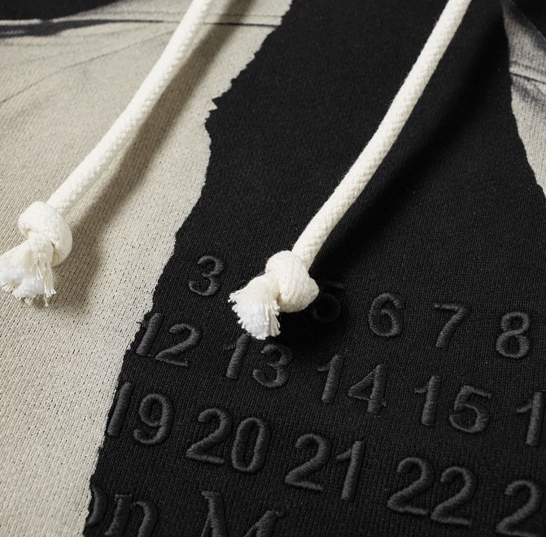 Maison Margiela Maison Margiela embroidered logo Hoodie Tromp l’oeil design Size US L / EU 52-54 / 3 - 3 Thumbnail